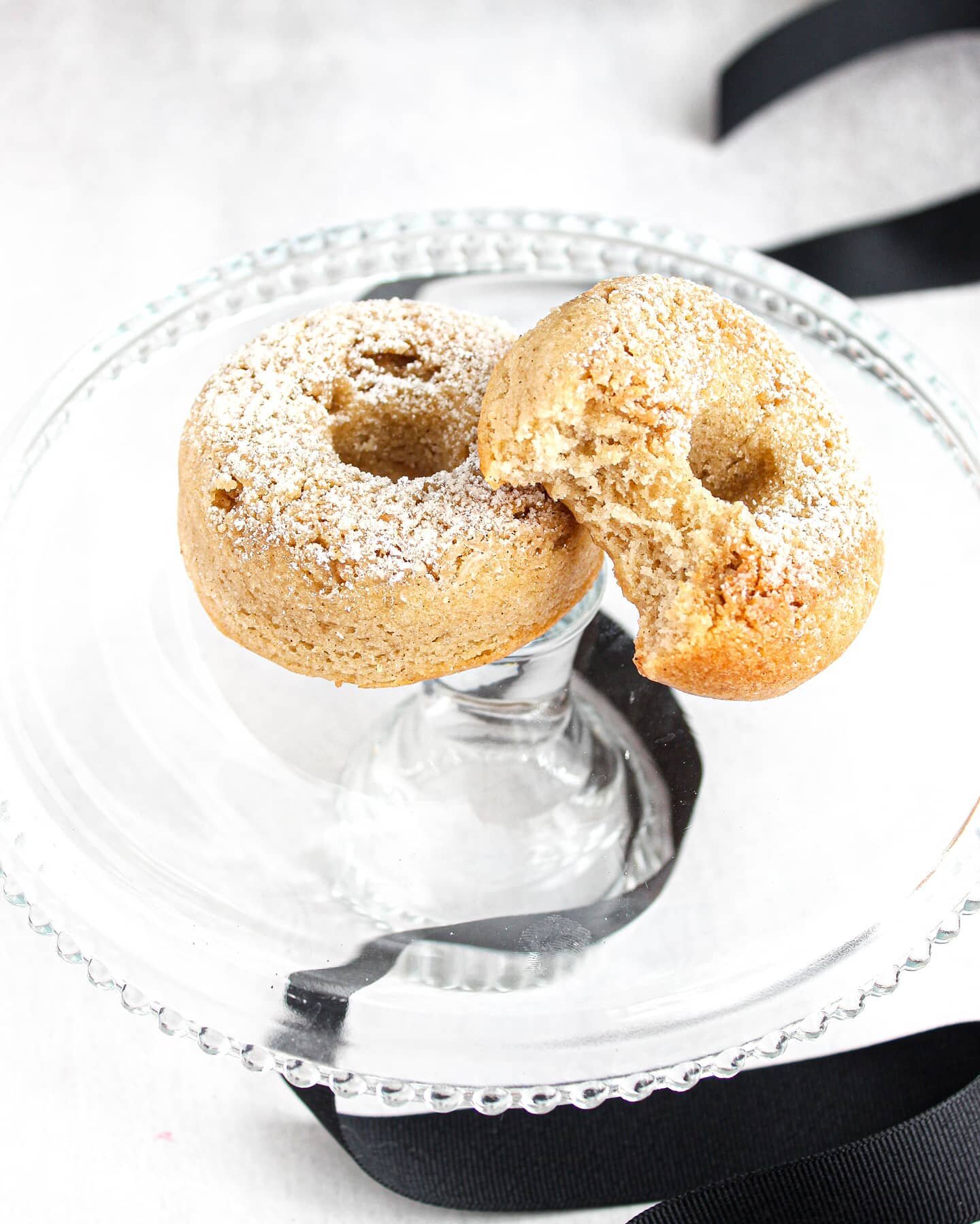 Donuts make Monday manageable! ⁣
⁣
These Cinnamon Crumb Donuts (gf)(v) are in our Easter Box which is almost sold out so act fast!⁣
⁣
Link in bio to order⁣
⁣
⁣
⁣
⁣
⁣
⁣
⁣
⁣
⁣
⁣
⁣
#thebakefeed #losangeleseats #glutenfrei #feedfeedfglutenfree #glutenfre