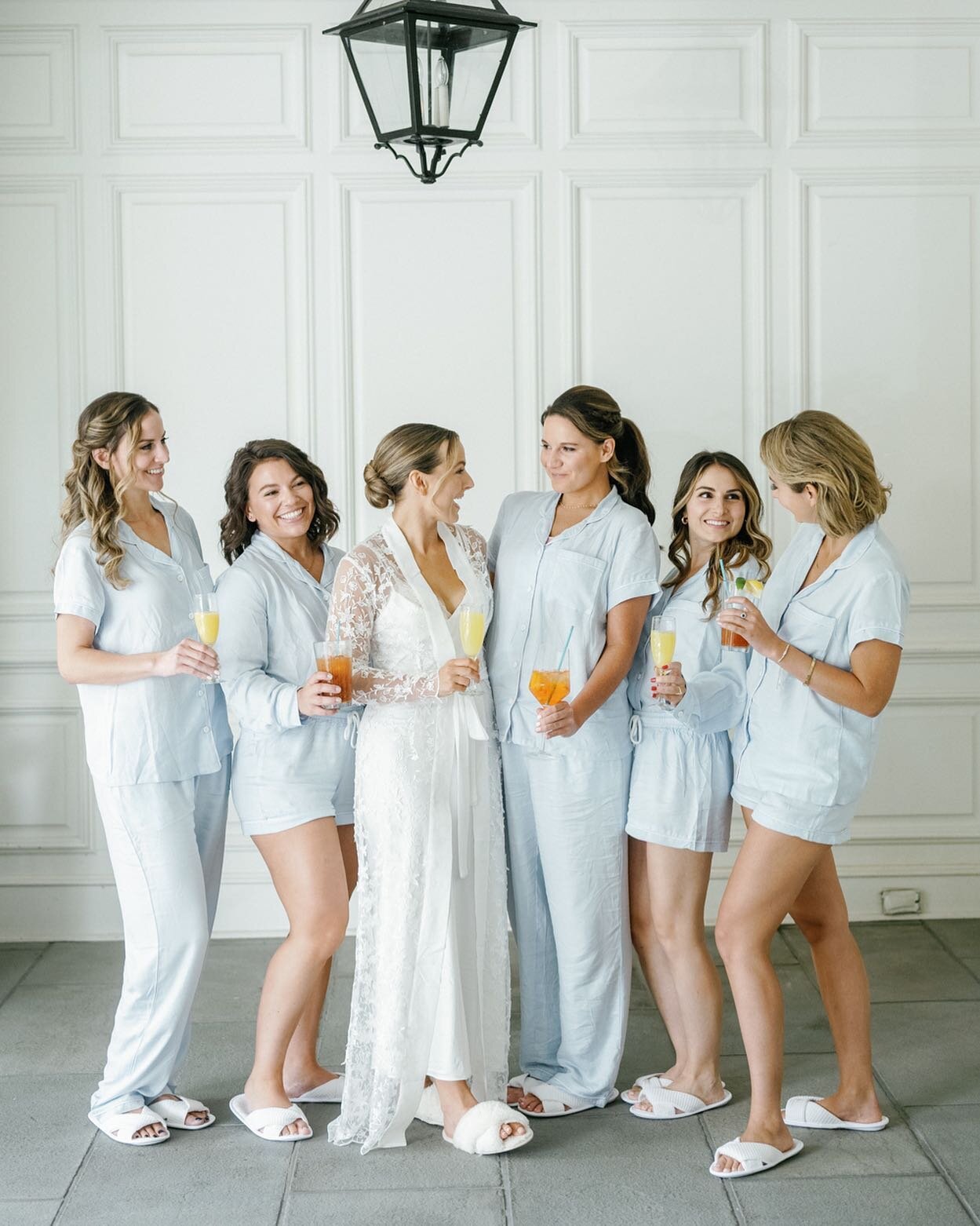 i truly have the bestest gals a girl could ask for ❤️no matter what, a friend fills your heart in a special way that no one else can.
.
.
.
.
.
#nywedding #classicweddingphotographer #blacktiewedding #bridesmaidsgettingready #bridesmaidstoast #apawam