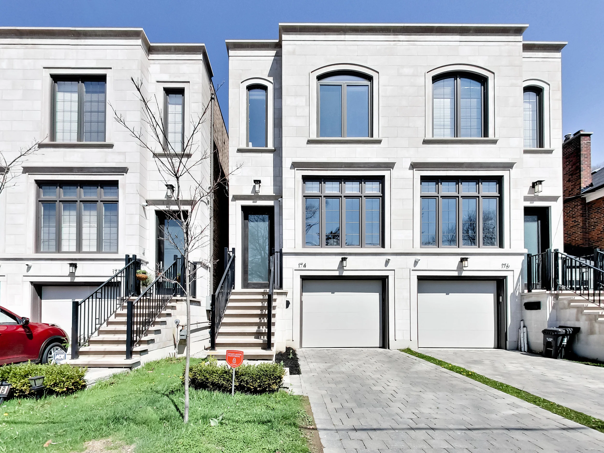 174 Lawrence Ave E