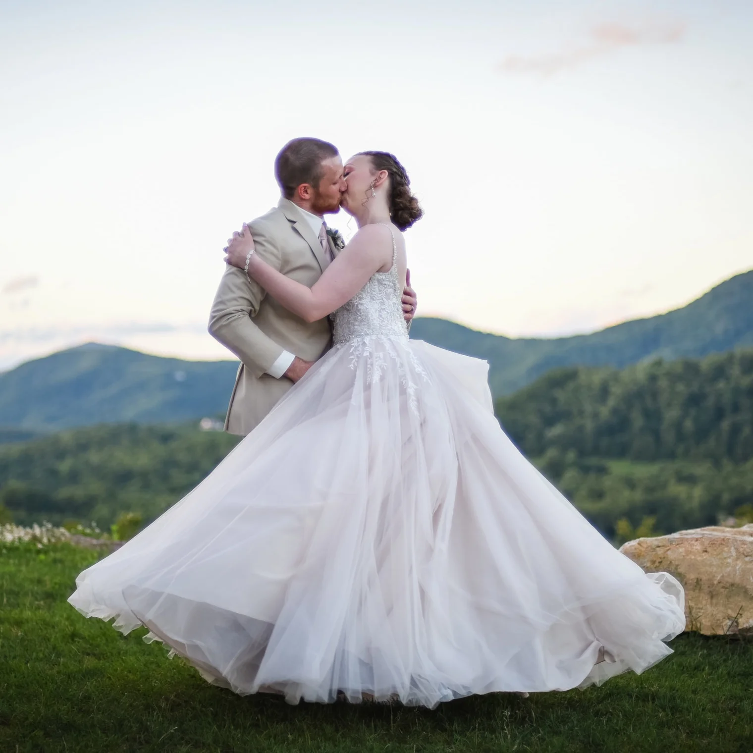 Outdoor Summer Wedding at Point Lookout Vineyards (Photos) - Jaime + Jordan