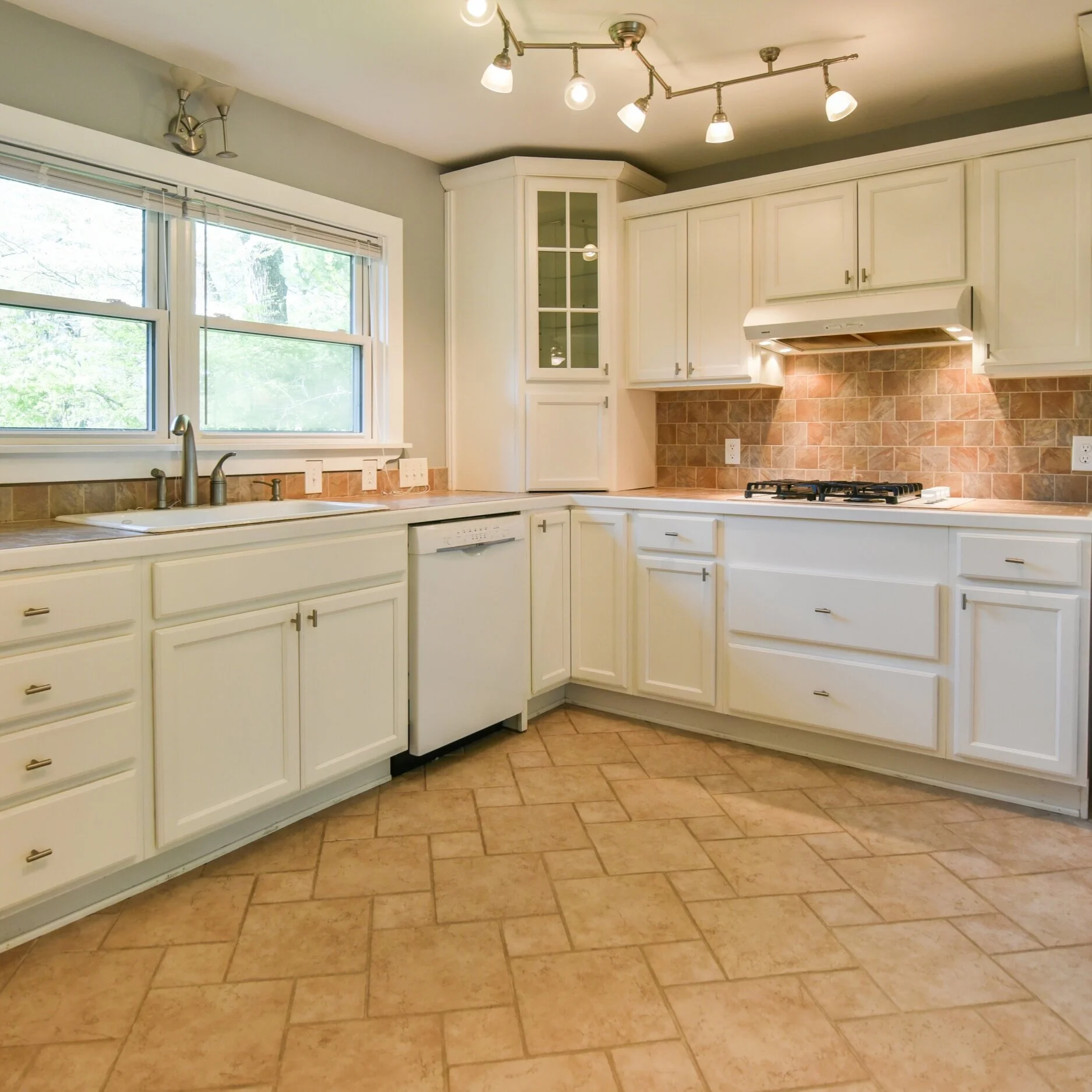 Weaverville Real Estate - 28 College Crescent