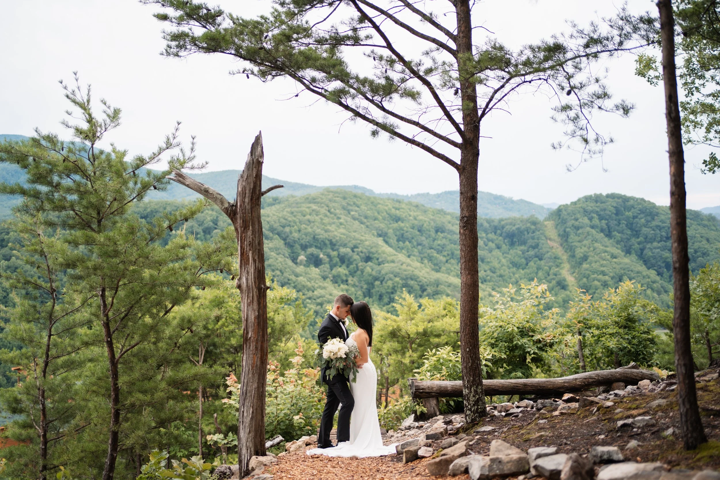 Summer Wedding at the Magnolia in Pigeon Forge, TN | Jenna + Garrett