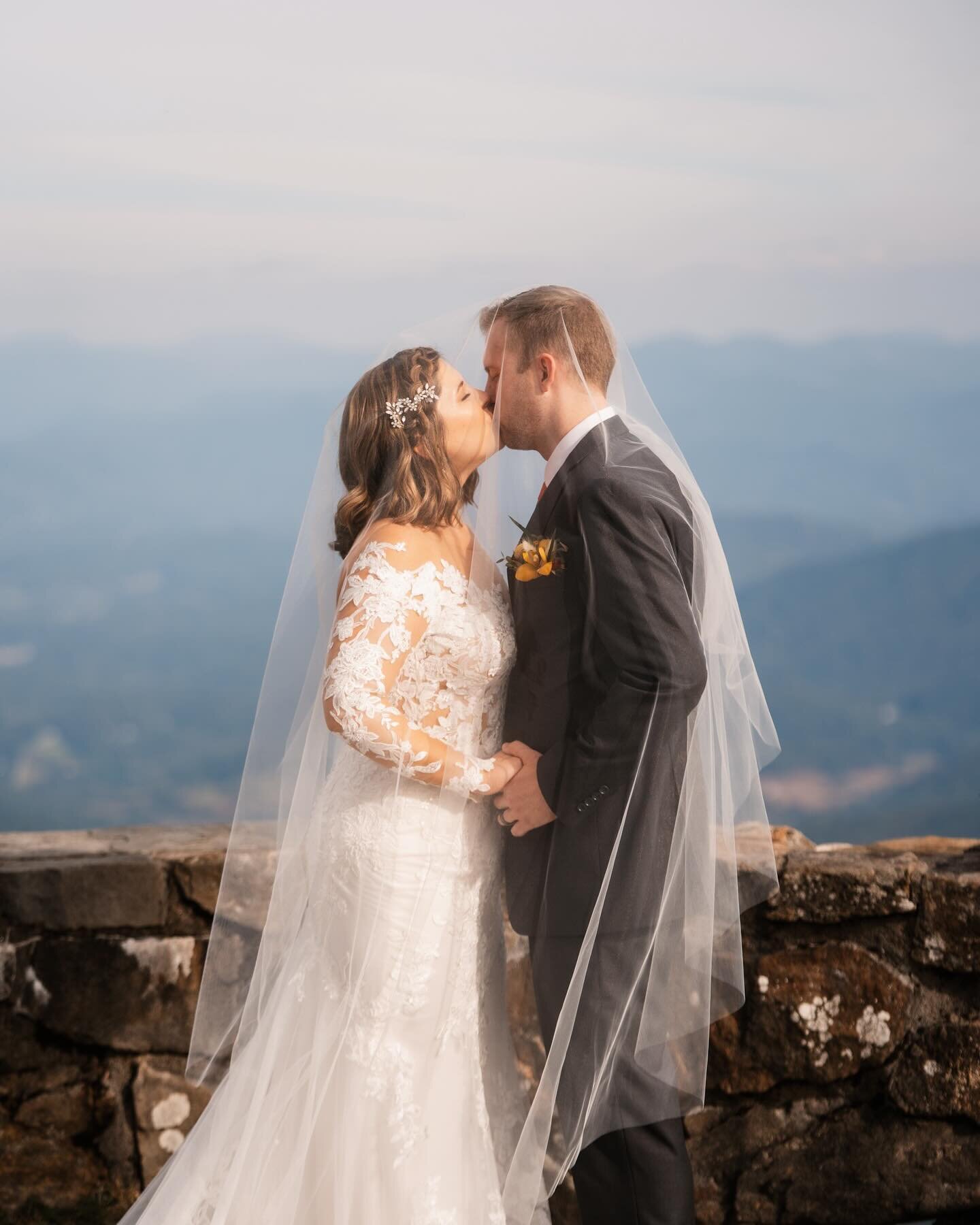 Cassidy + Wade ❤️
.
.
.
@nantahalaweddings @stargazersdesigns @bentwillowbaking @avlcharcuterieco @availwed #nantahalawedding #blueridgewedding #wayahbald #privatevows #ashevillevideographer #wildwoodmediawnc