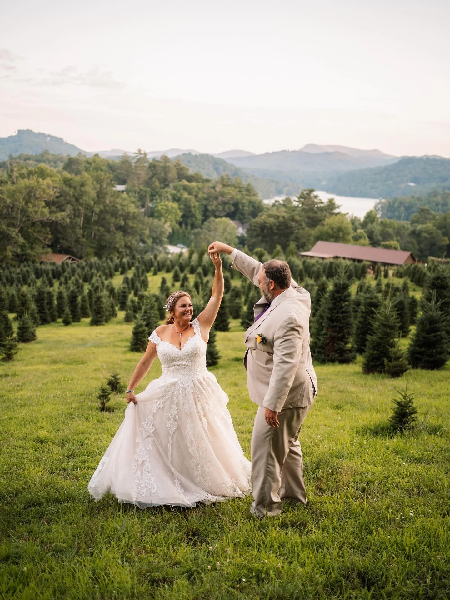 Shay + Josh 💙
.
.
.
@chimneypondfarm @carolinaflowrs @love.and.wisdom.officiants @reneescakeshoppe @thesignificantothersrva #chimneypondfarm #wildwoodmediawnc @saeshirouge1 #sonyphotographer #sonya7iii #mountainwedding #weddinginspo