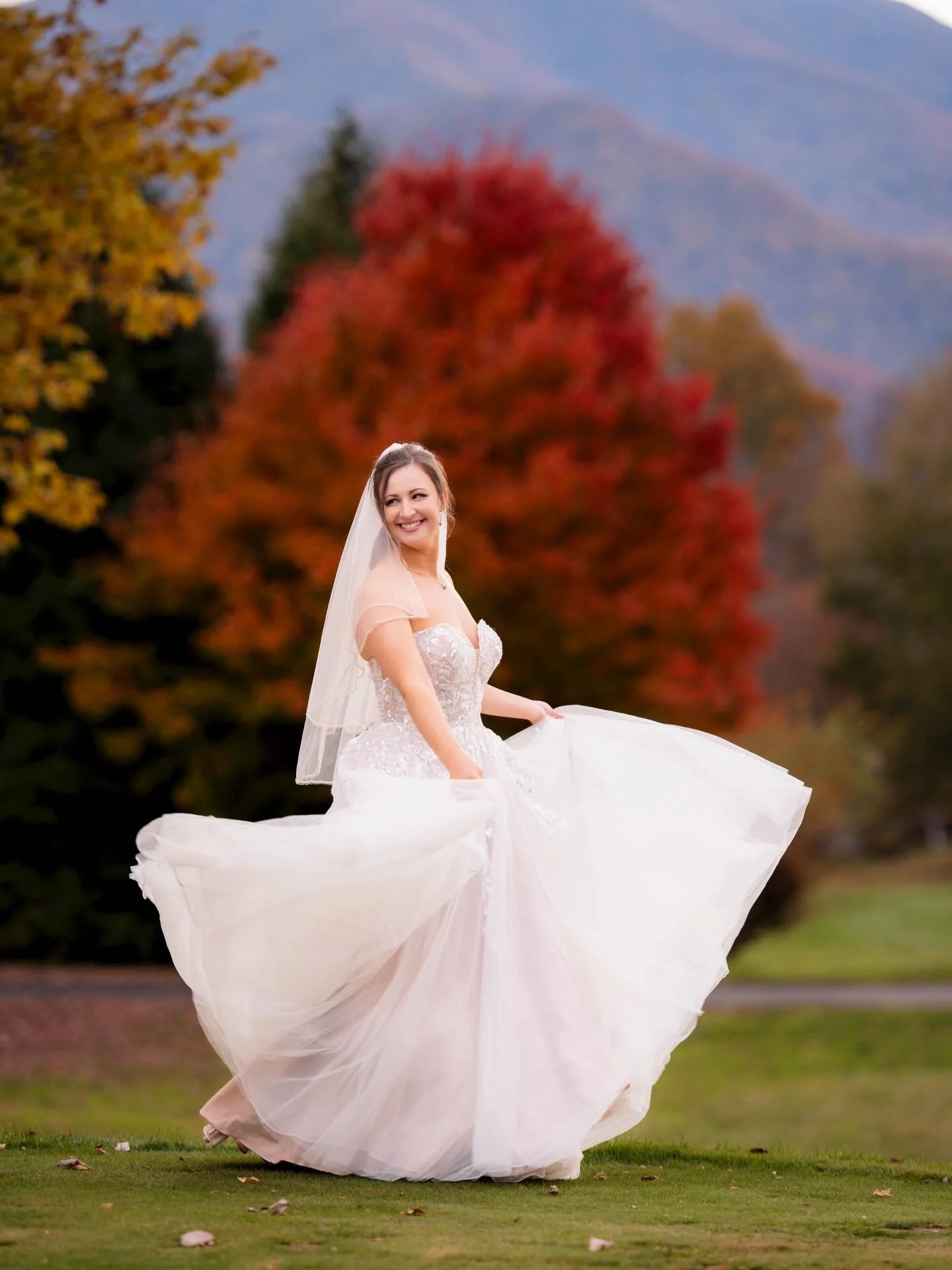Will + Kanarit 🩷 
.
.
.
@laurelridgeweddings #waynesvillenc #countryclubwedding #wildwoodmediawnc #weddingphotos #fallwedding @abridesdjservice