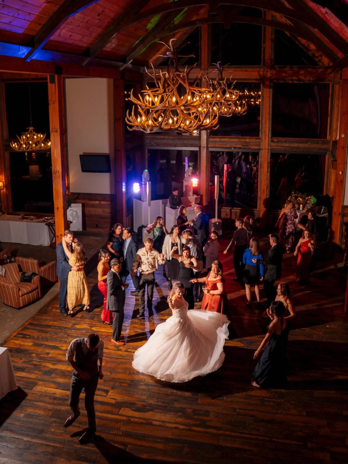 Will + Kanarit 🩷 
.
.
.
@laurelridgeweddings #waynesvillenc #countryclubwedding #wildwoodmediawnc #weddingphotos #fallwedding @abridesdjservice