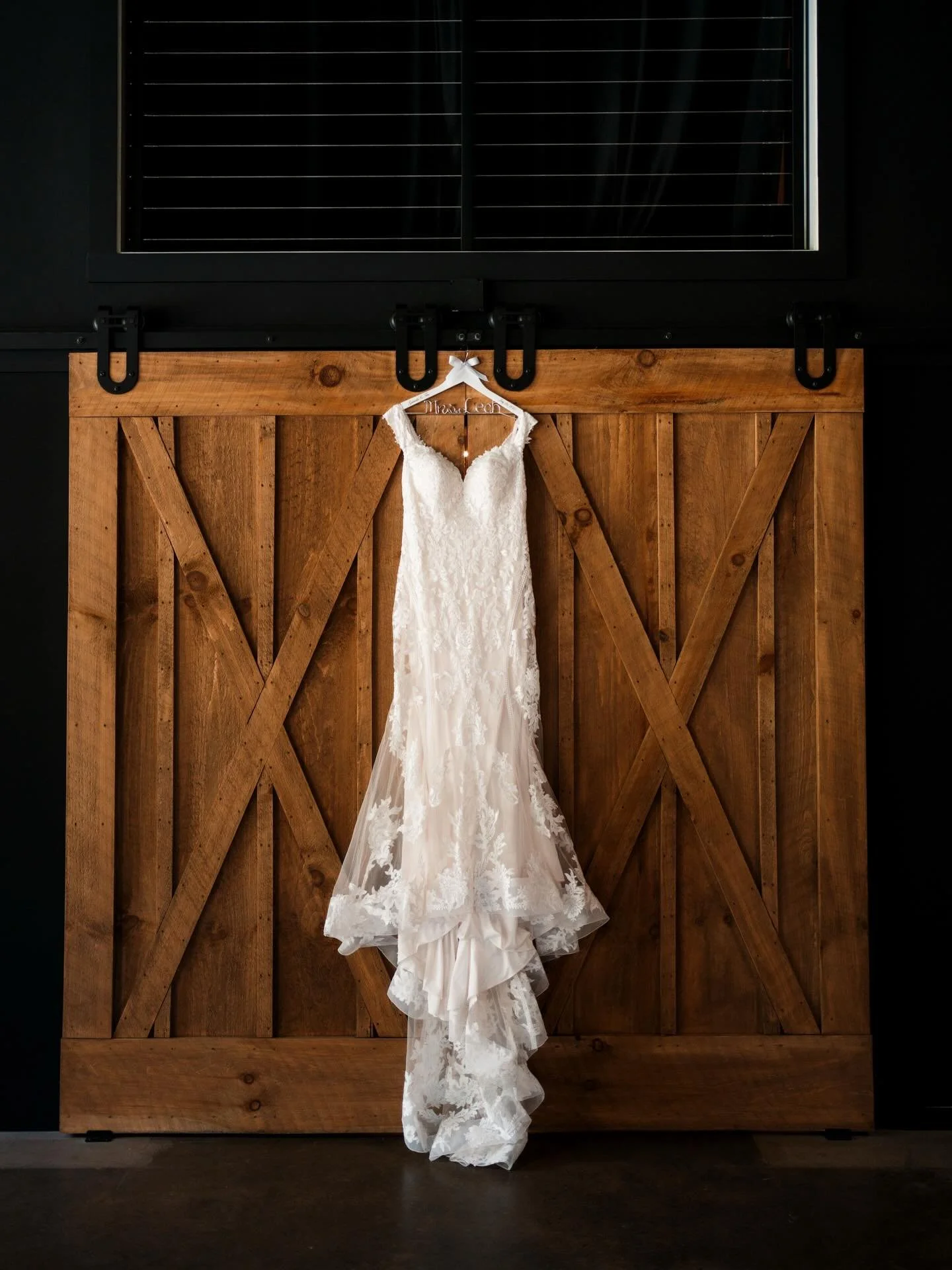 We loved photographing at @deerwoodereserve this past summer! ❤️ Gabriella + Tim, thank you for picking us to capture your beautiful day! @anariebeauty @sound_extreme_entertainment @designedby.deefloral @schullerssweets #summerwedding #brevardnc #dee