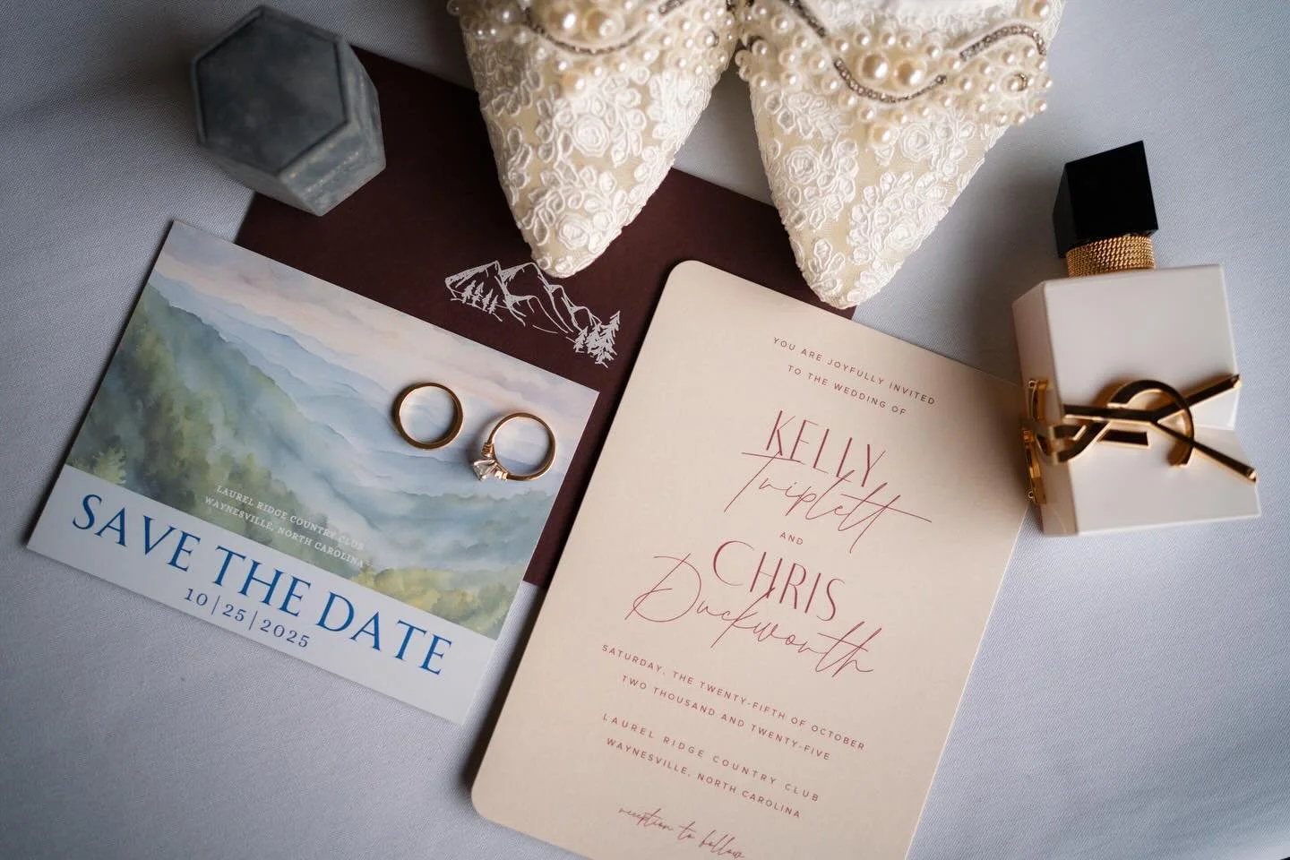 Kelly + Chris 💕
.
.
.
@laurelridgeweddings @kell_trip @claudusrex @anariebeauty @blueridgeblooms @carolinaloveevents @publix @abridesdjservice @cassbbydesign @ivoryhoundweddings @ian_t_robinson #wildwoodmediawnc #ashevillewedding #laurelridge #wayne