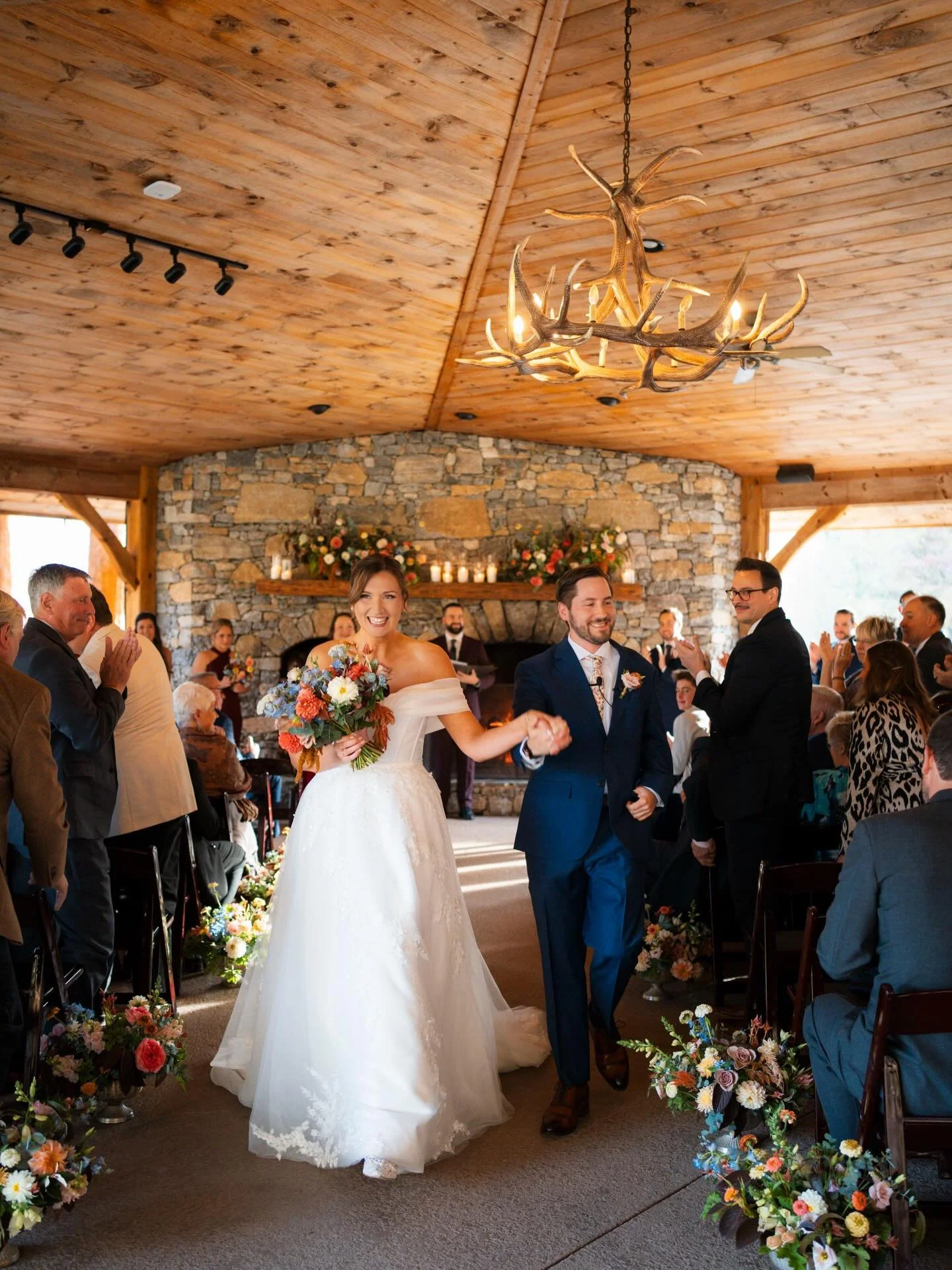 Kelly + Chris 💖
.
.
@laurelridgeweddings @kell_trip @claudusrex @anariebeauty @blueridgeblooms @carolinaloveevents @publix @abridesdjservice @cassbbydesign @ivoryhoundweddings @ian_t_robinson #wildwoodmediawnc #ashevillewedding #laurelridge #waynesv