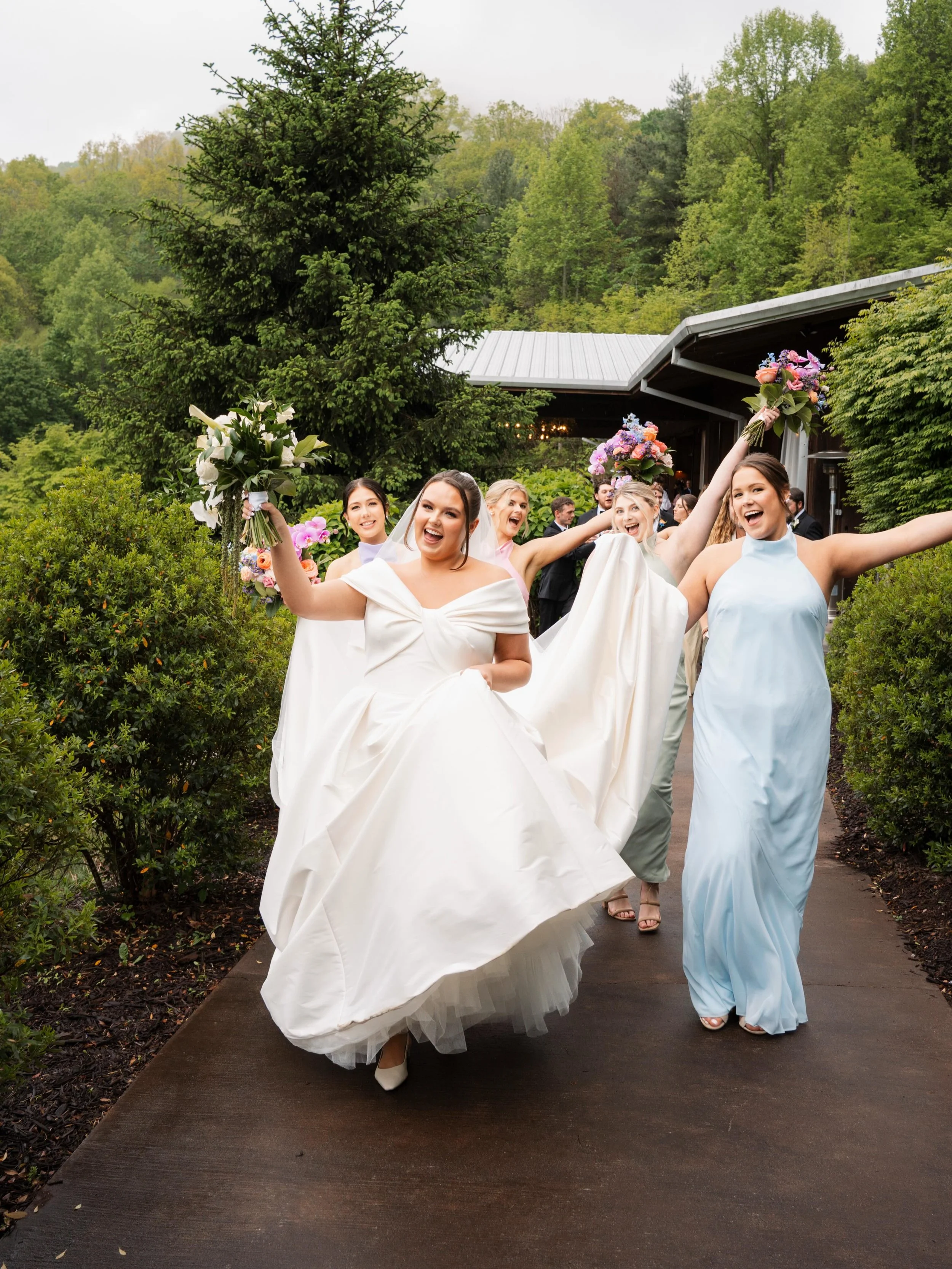 The rain couldn&rsquo;t stop Sloan and Benjamin from having the most beautiful day at The Vineyards at Betty&rsquo;s Creek! 
.
.
.
@thevineyardsatbettyscreek @availwed @foragerscanteen @rays_floristdesignandco @wildflowerartistry_benson @professional