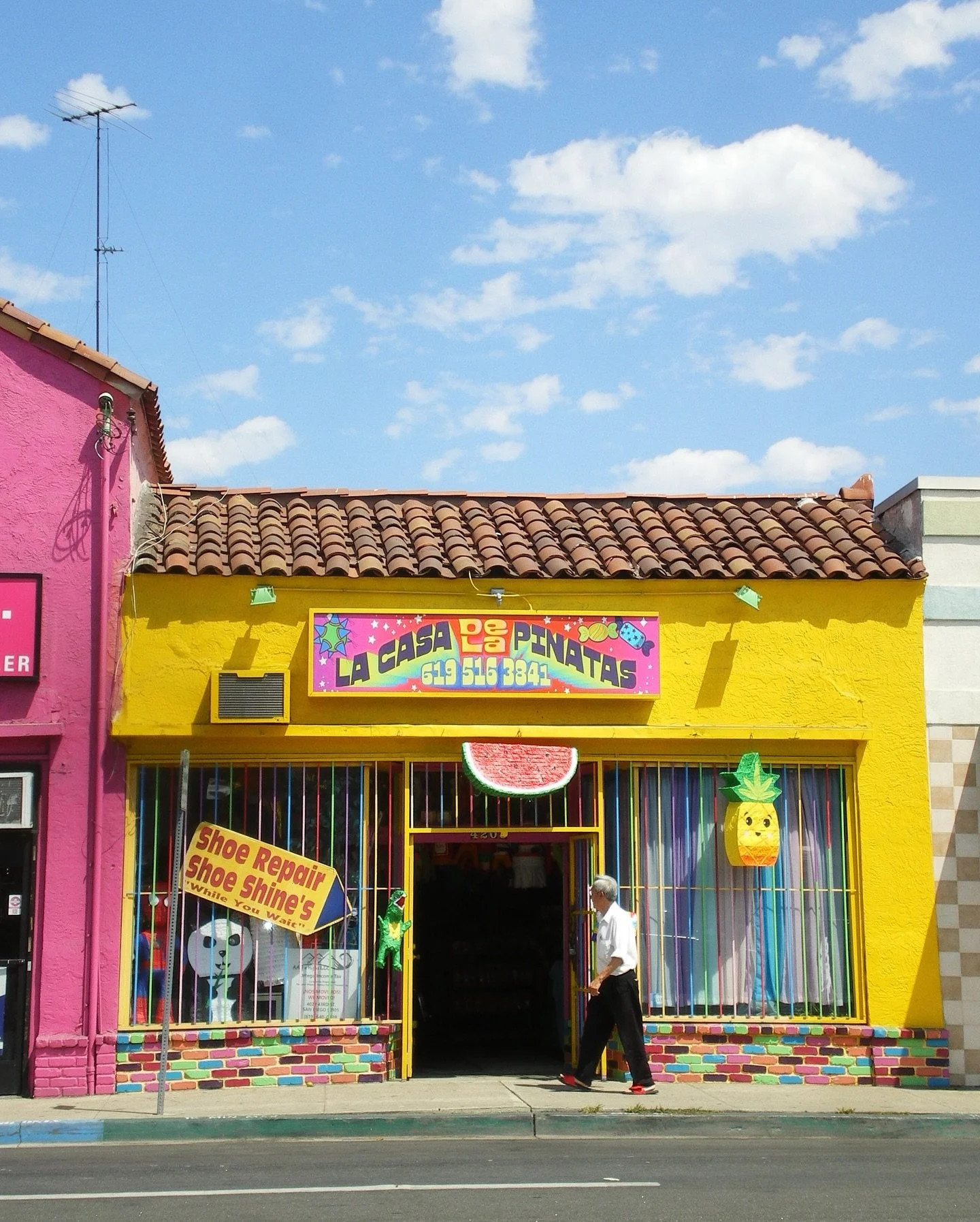 A gift to our favorite neighbors here in City Heights. Two storefront signs for two staples in the community. Go check them out. Special thanks to @inscriptu for the print job. 

1. La Casa De La Pi&ntilde;atas 
4208 University Ave
2. Yohed Coffee @y