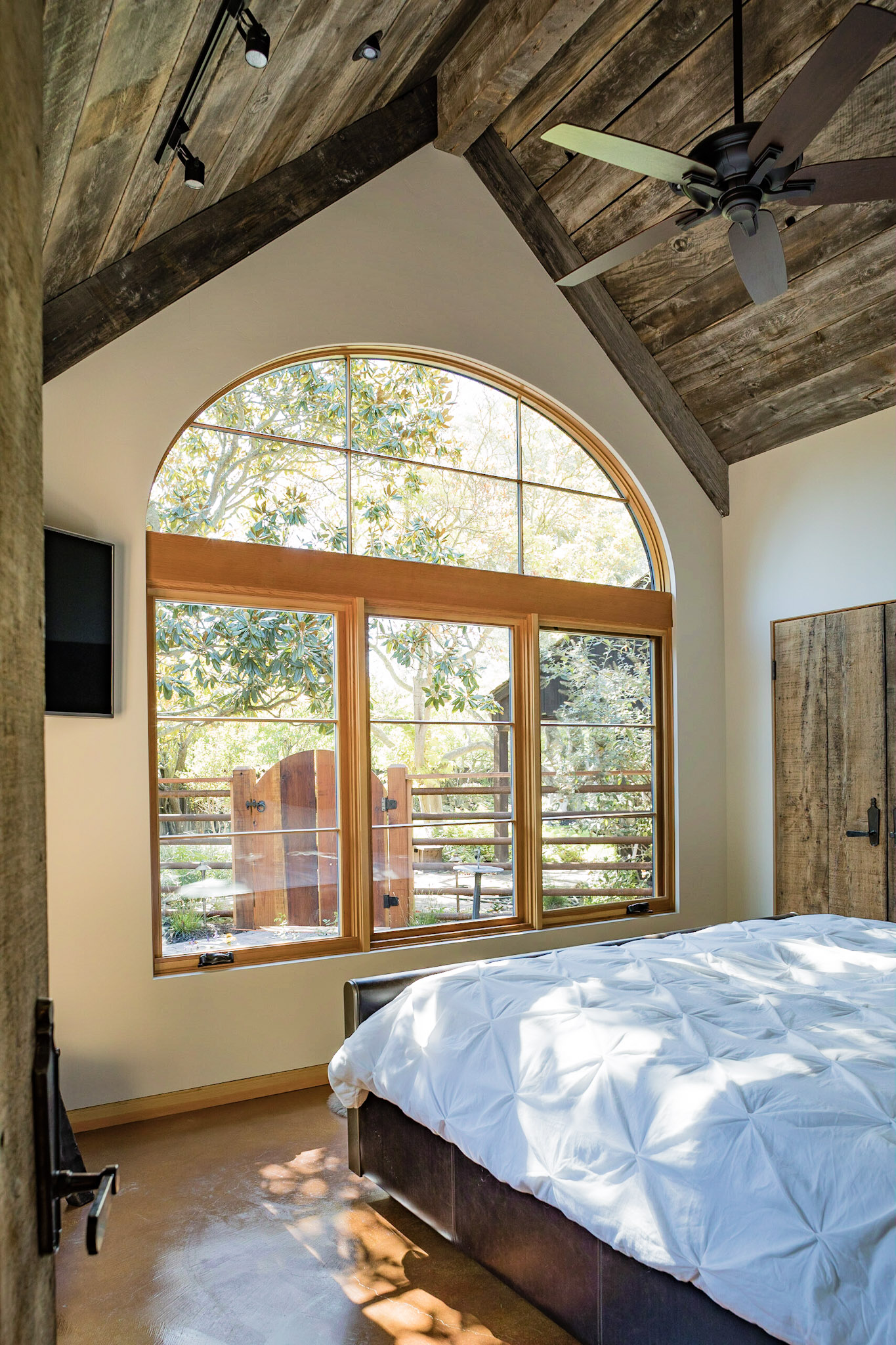 Bedroom with garden view.