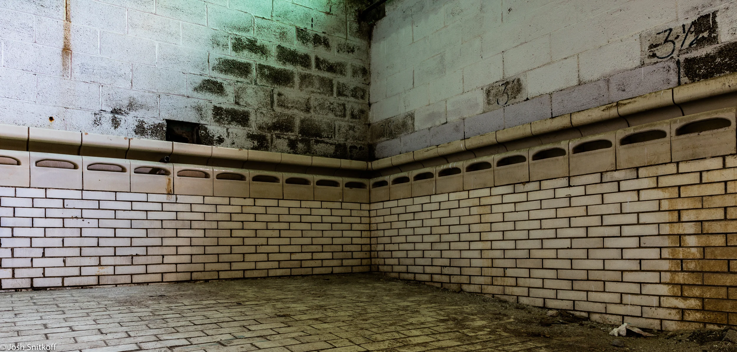 Abandoned School 2-5943.jpg