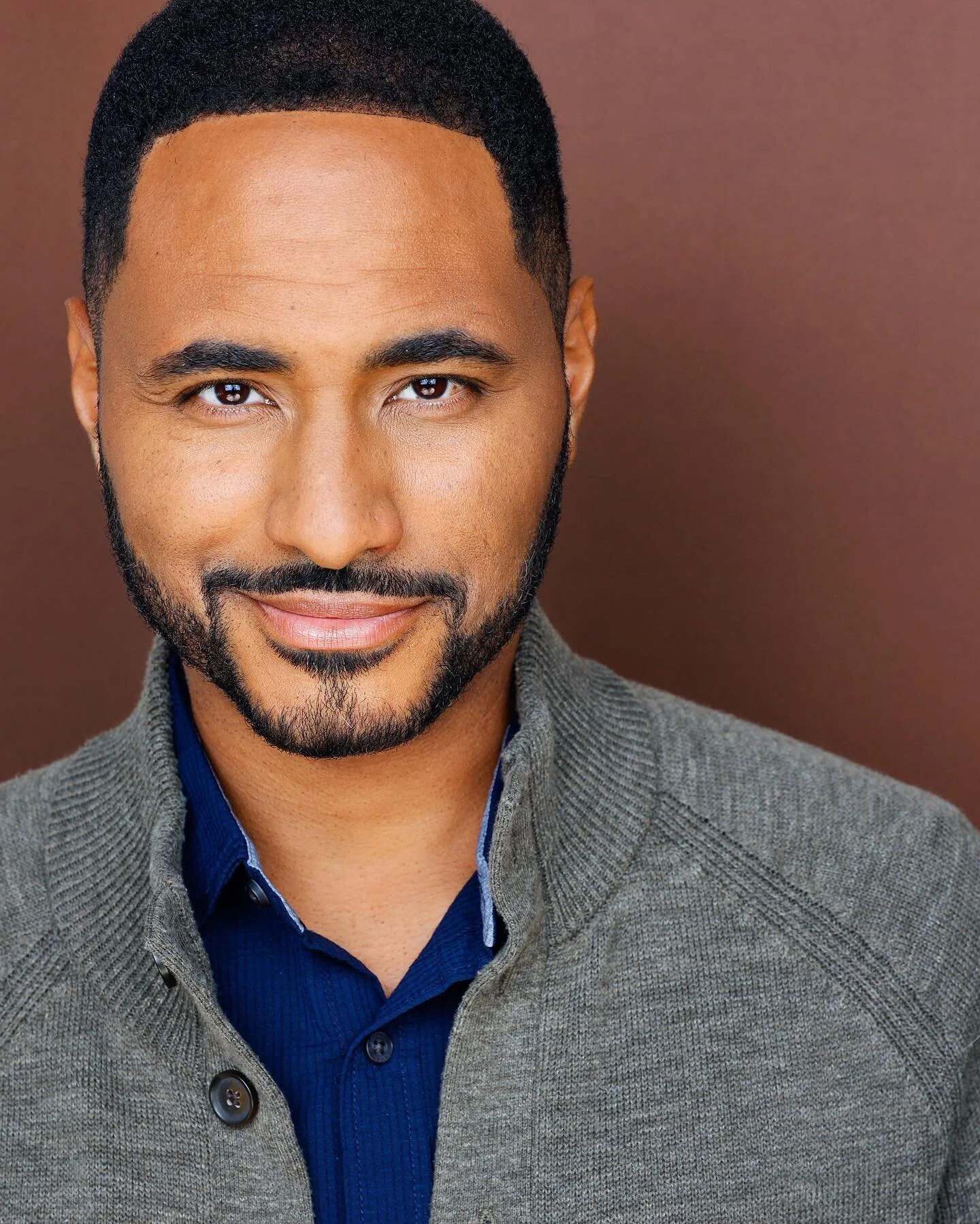 Name that Divorced dad, looking for love? Is he an architect or, is he a con man, who rented actor kids to endear himself to women so he can steal their money?!🧐

#wednesdayfunny #actorpics #headshothooray #newheadshots #smoothattitude 
📸: @huebner