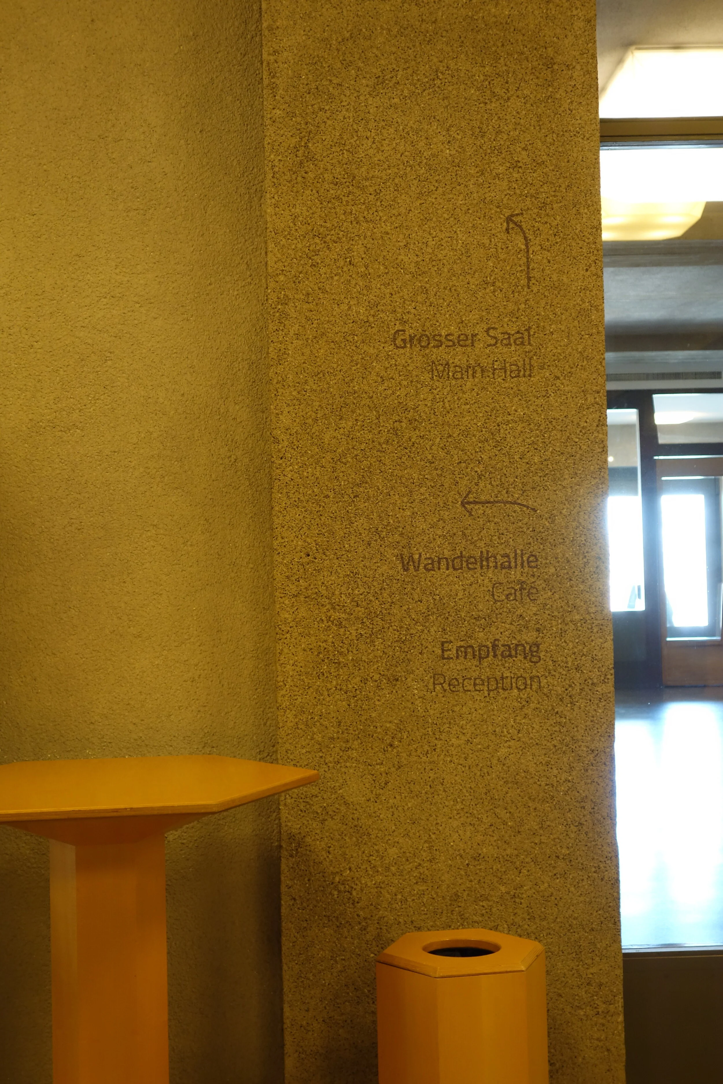 0_Wegweiser-klein-grau-links_Opak