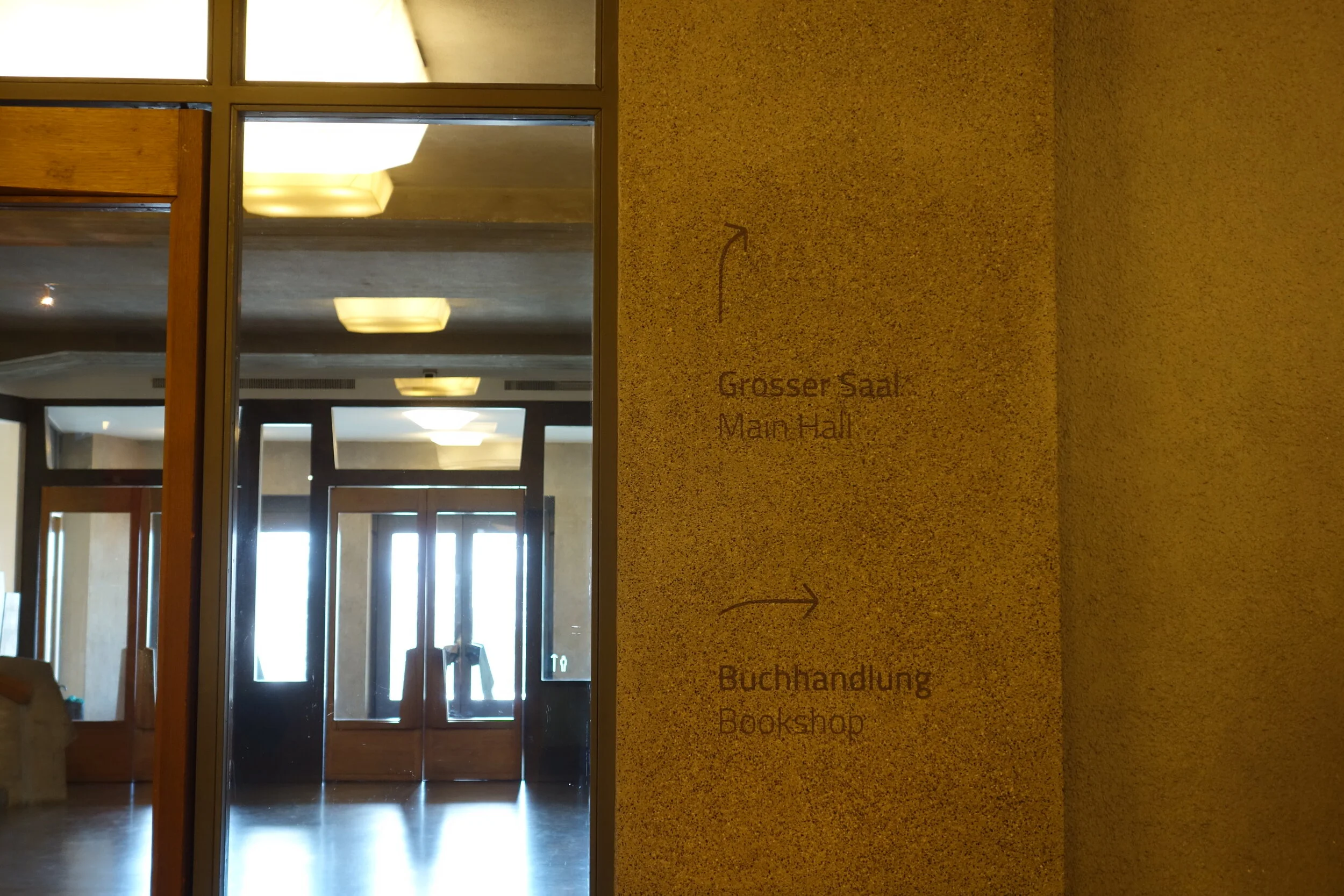 0_Wegweiser-klein-grau-rechts_Opak