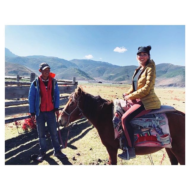 Giddy-up! 🐎 #lifeofastylist #shangrila #yunnan #horseback #travel #wanderlust