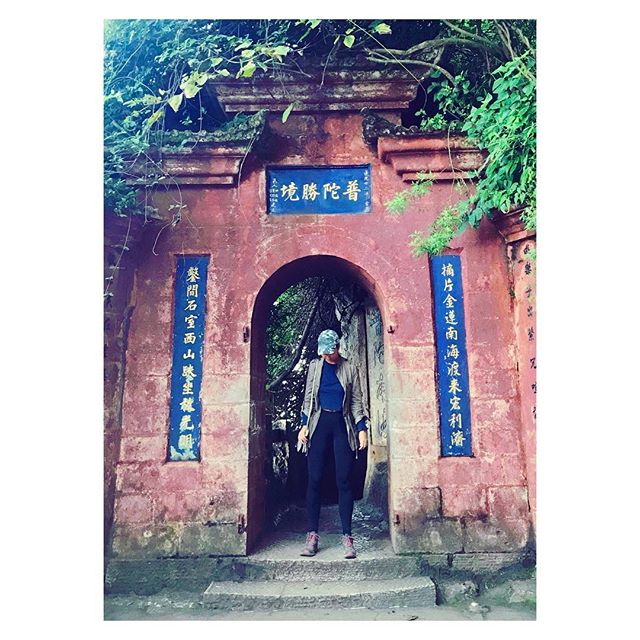 Dragon&rsquo;s Door 🐉 #kunming #yunnan #dragondoor #motherofdragons #travel #wanderlust #lifeofastylist