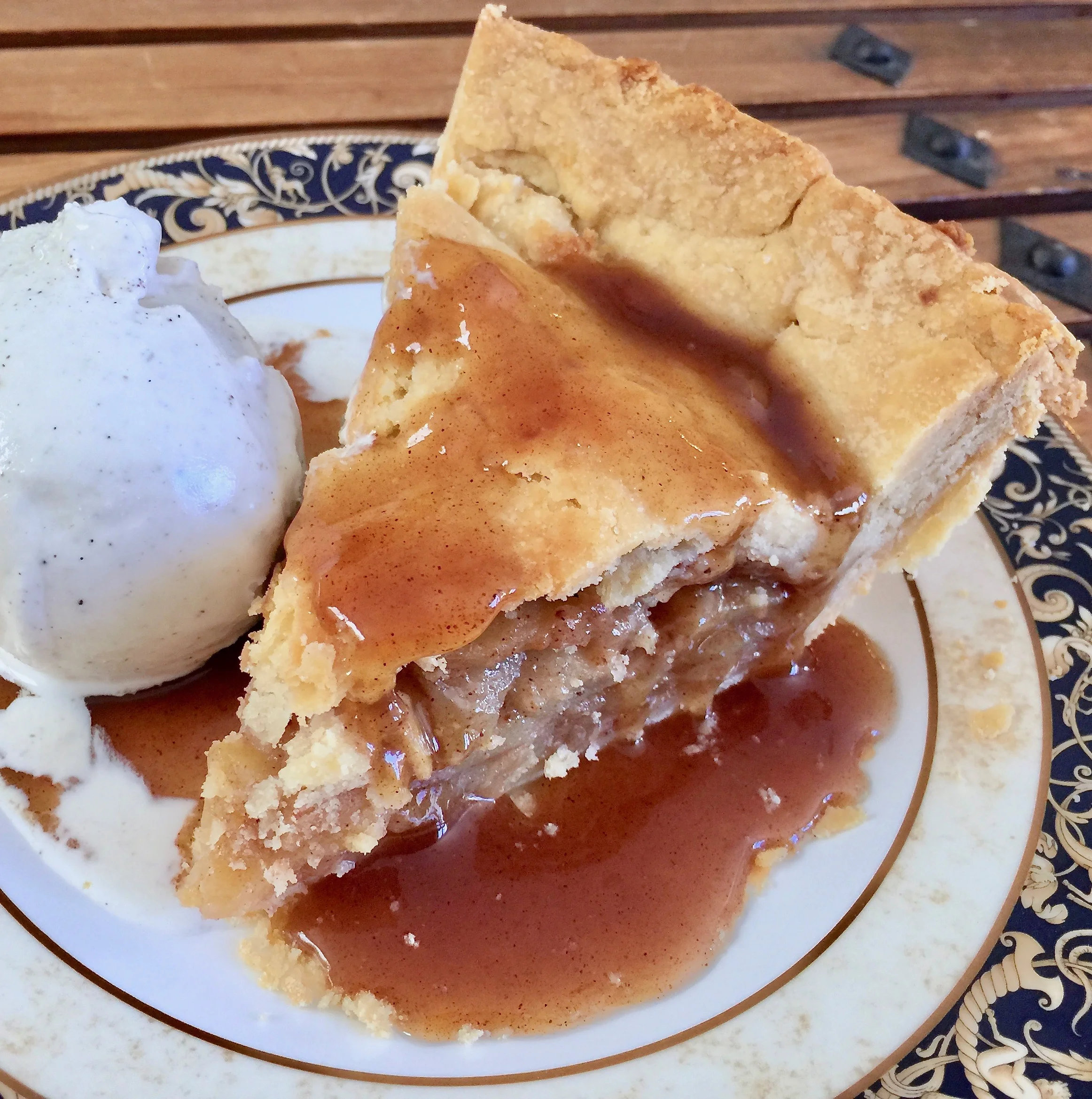 APPLE PIE WITH CINNAMON SAUCE
