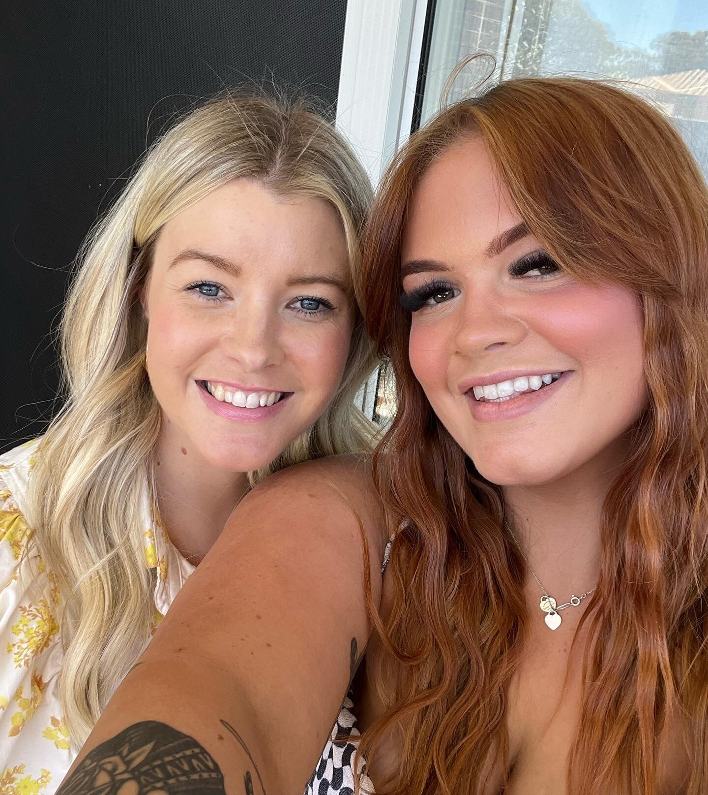 Jem and Aimee smiling their way through Friday-eve 🌼🌸🌺