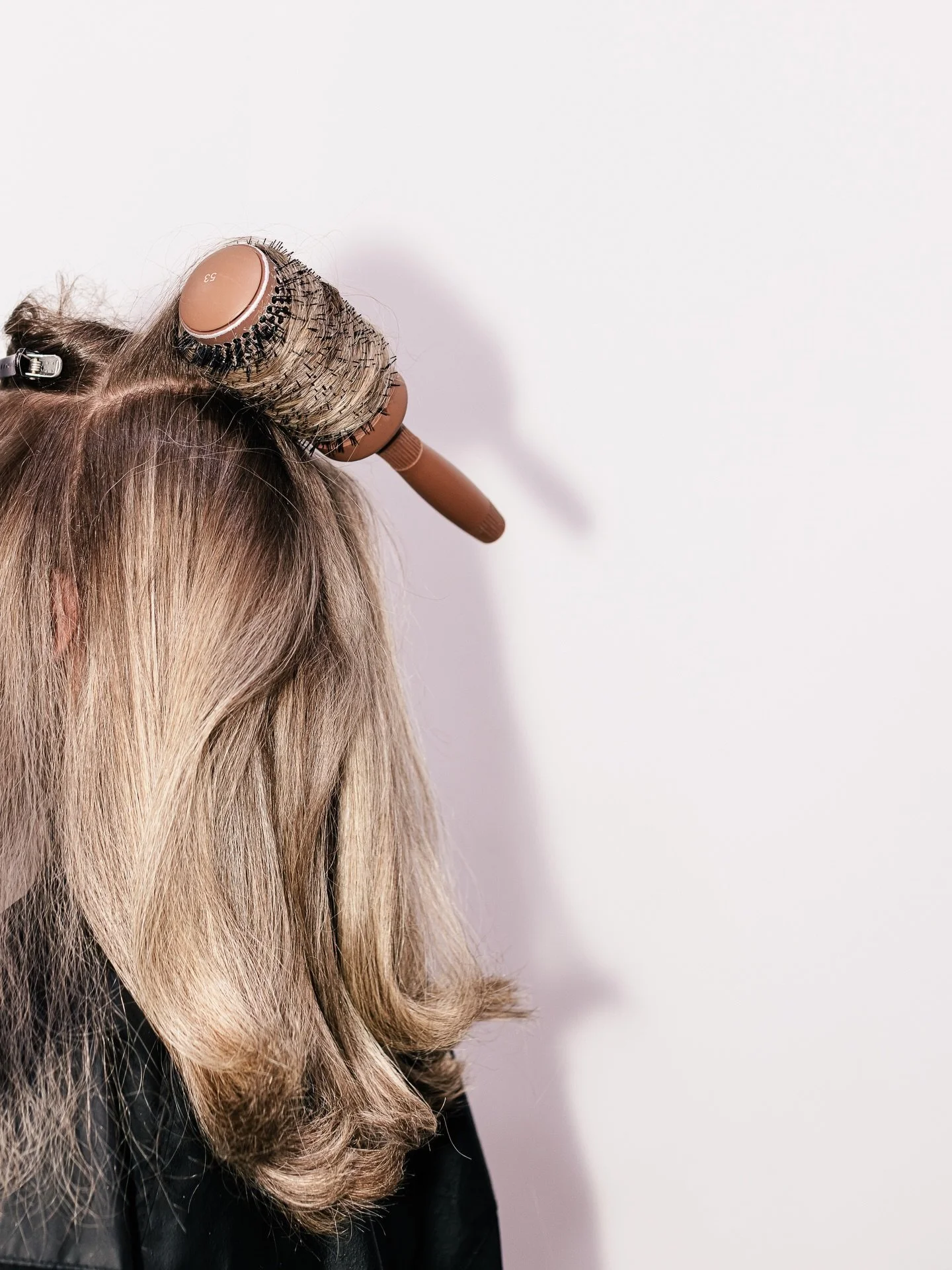 Sunday reset ☀️ 🤍 Get that bulletproof blowave ready for the big man ❤️🎅🏼