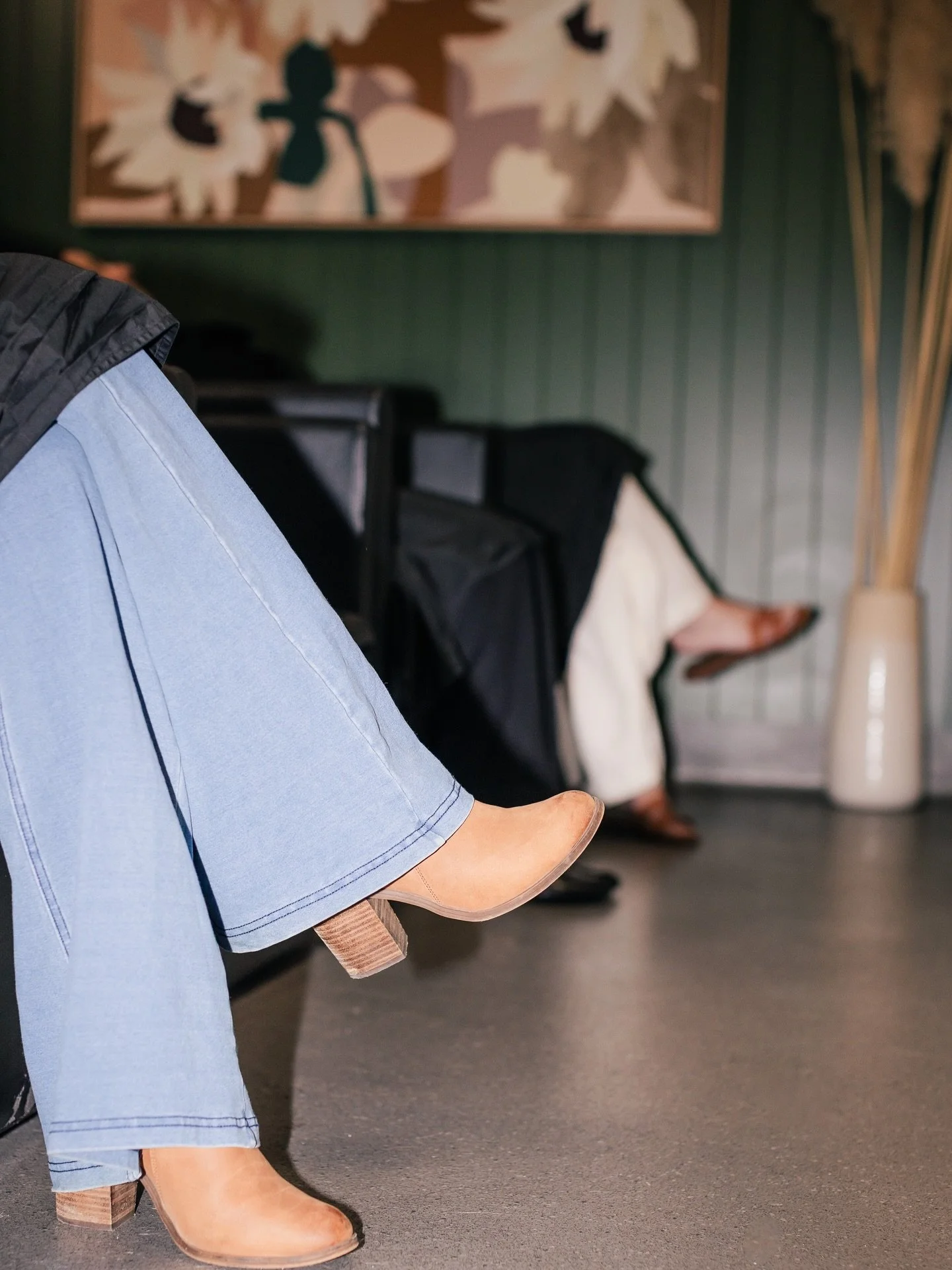 CALL US GRINCHES 🤷🏼&zwj;♀️🎄 We know it&rsquo;s Christmas and we love chatting and looking forward to it with our clients BUT you&rsquo;ll never find Xmas deco&rsquo;s or hear Chrissy carols in the salon!! 🎅🏾 We want our welcoming space to be an 