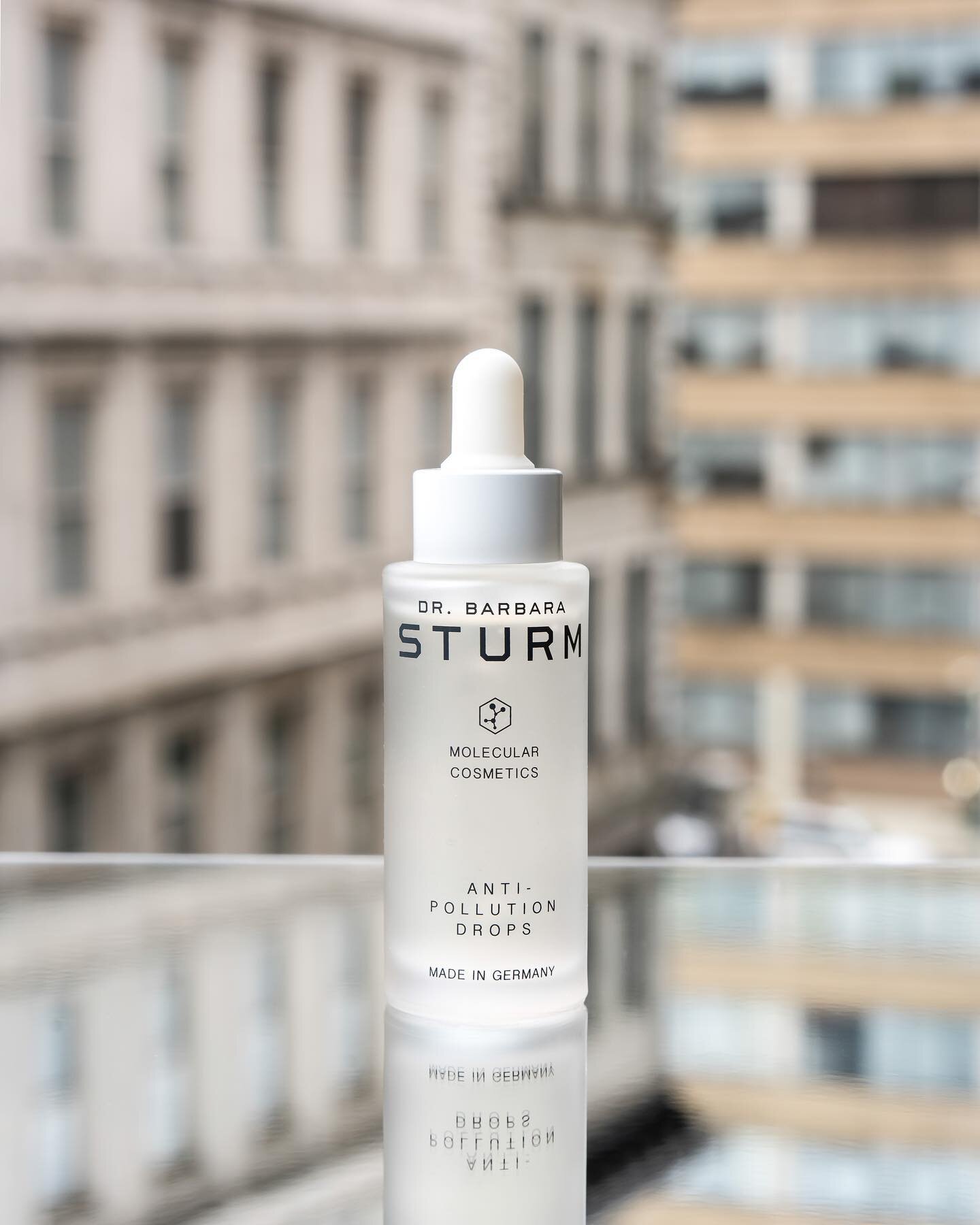 Air pollution, UV, and blue light radiation emitted from our digital screens degrade skin&rsquo;s barrier function and trigger inflammation that causes dehydration, irritation, and loss of skin elasticity and firmness. 

@drbarbarasturm &lsquo;s inno
