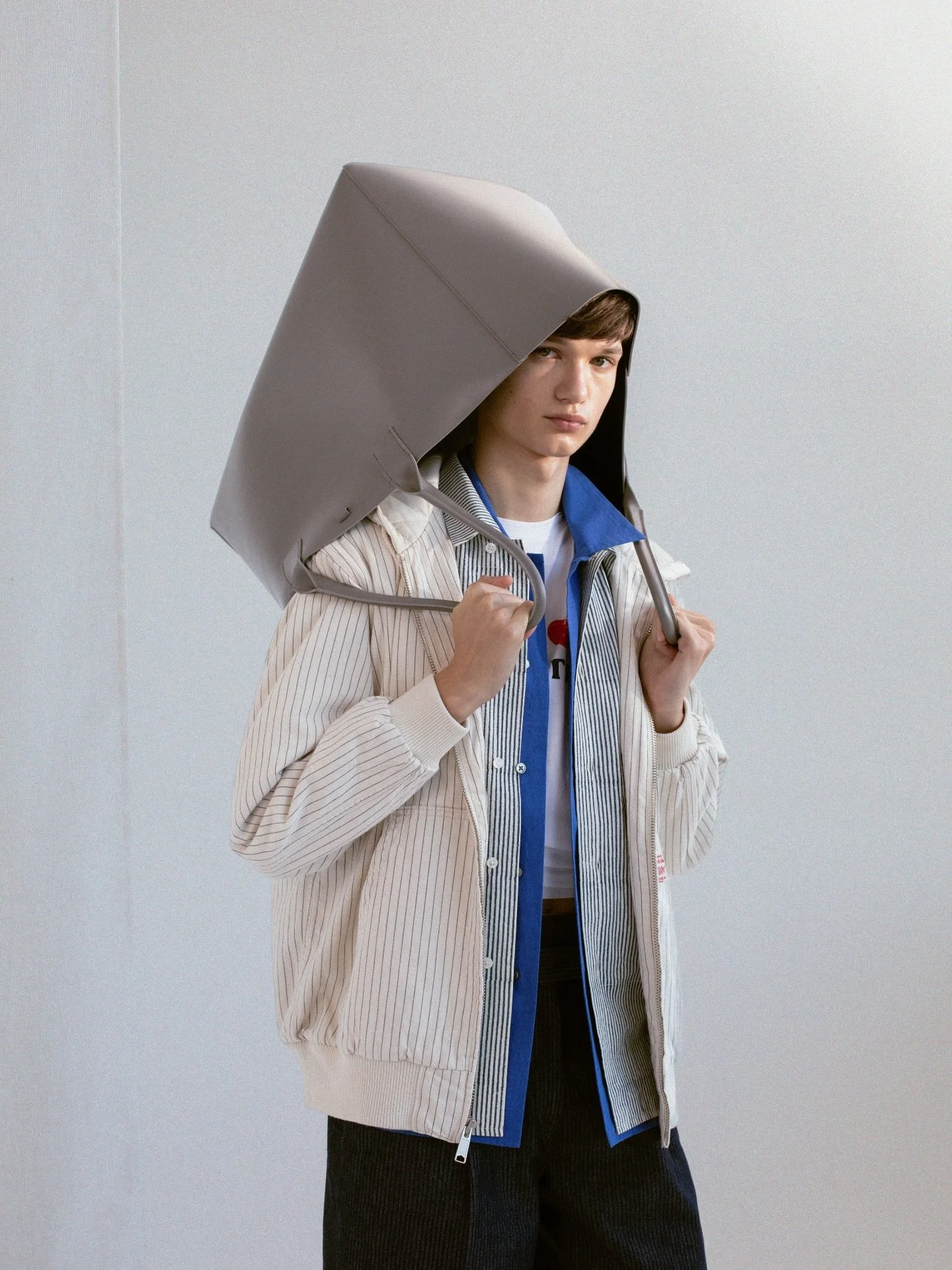 arv&reg; - ss26 &ldquo;we love our customers&rdquo; crew neck featured in @kinfolk #59 &ldquo;the clean issue&rdquo;&hearts;️💙🤍

art direction @isabelklea
photographer @tinebek_portfolio 
set design @fatima.fransson
stylist @denisbjerregaard
stylin