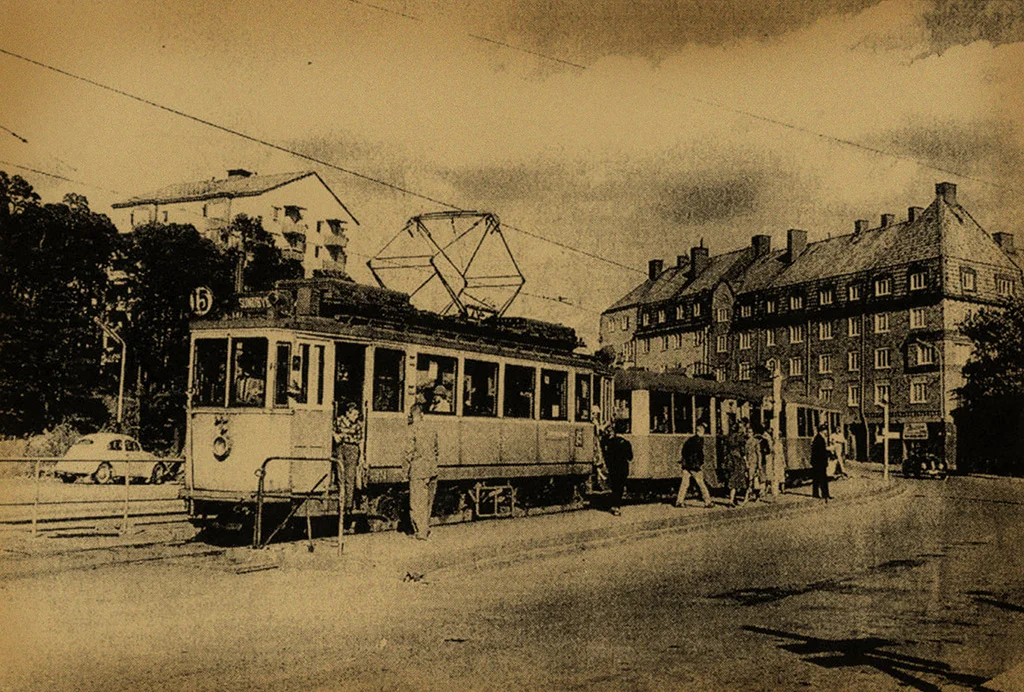 Ända till 1959 gick spårvagn 15 genom Råsunda. Både vagnarna och husen var sig lika under lång tid och än idag finns vi kvar där i hörnan på Råsundavägen 169B.