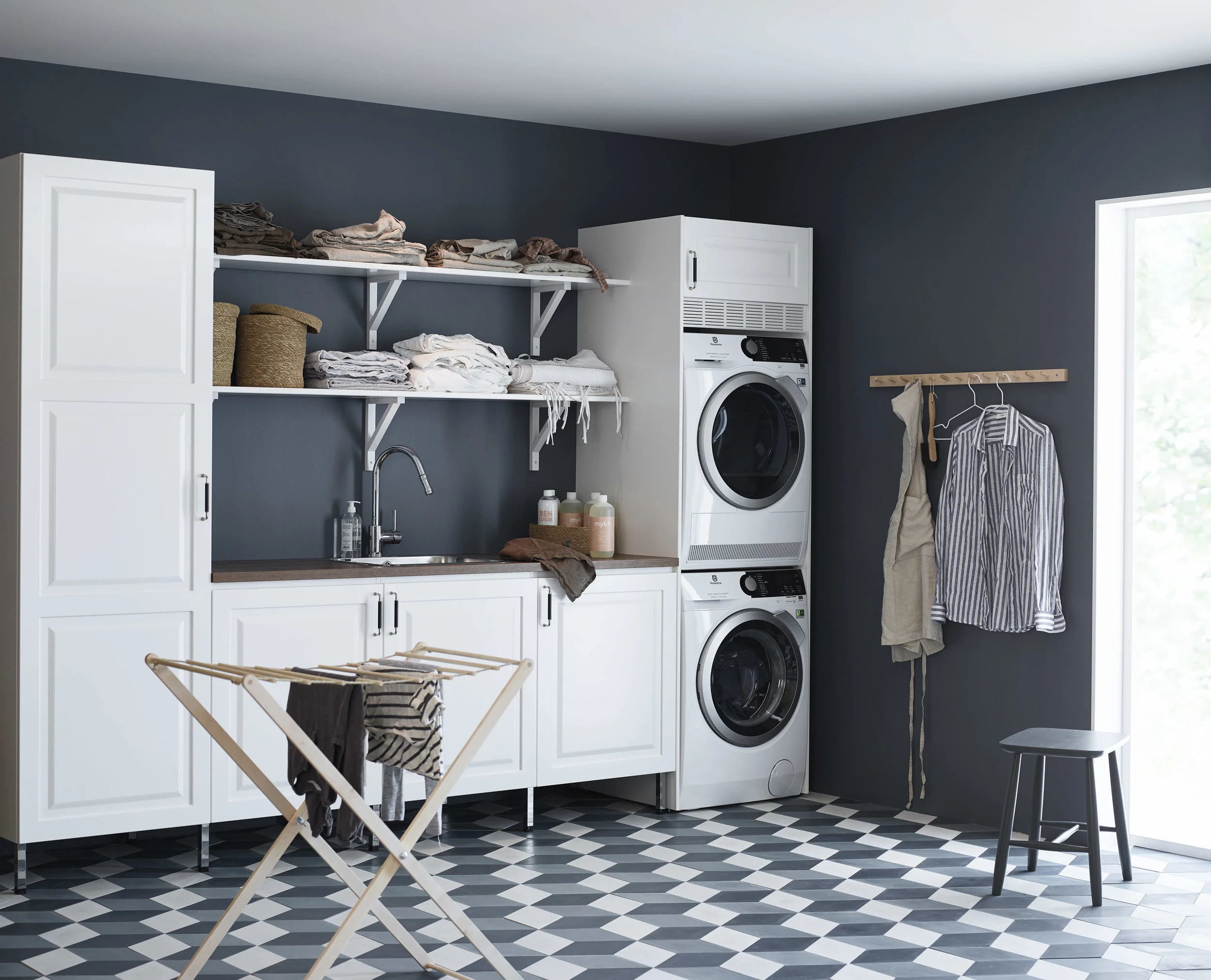 Bildtext som beskriver hur fint det kan bli i tvättstugan efter en renovering. Foto: INR