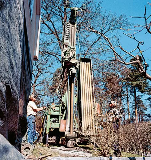 Bergvärmepumpar använder solenergin som lagrats i berget genom ett 120-180 meter djupt borrhål i berggrunden som ger dig både värme och varmvatten.