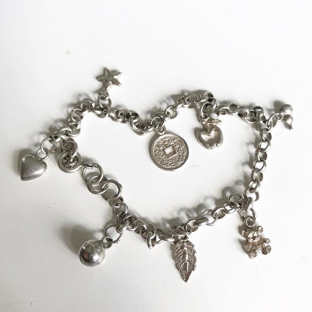 mund par nøjagtigt Nr. 184 Vintage armbånd i sølv med charms — SmykDig2ndHand