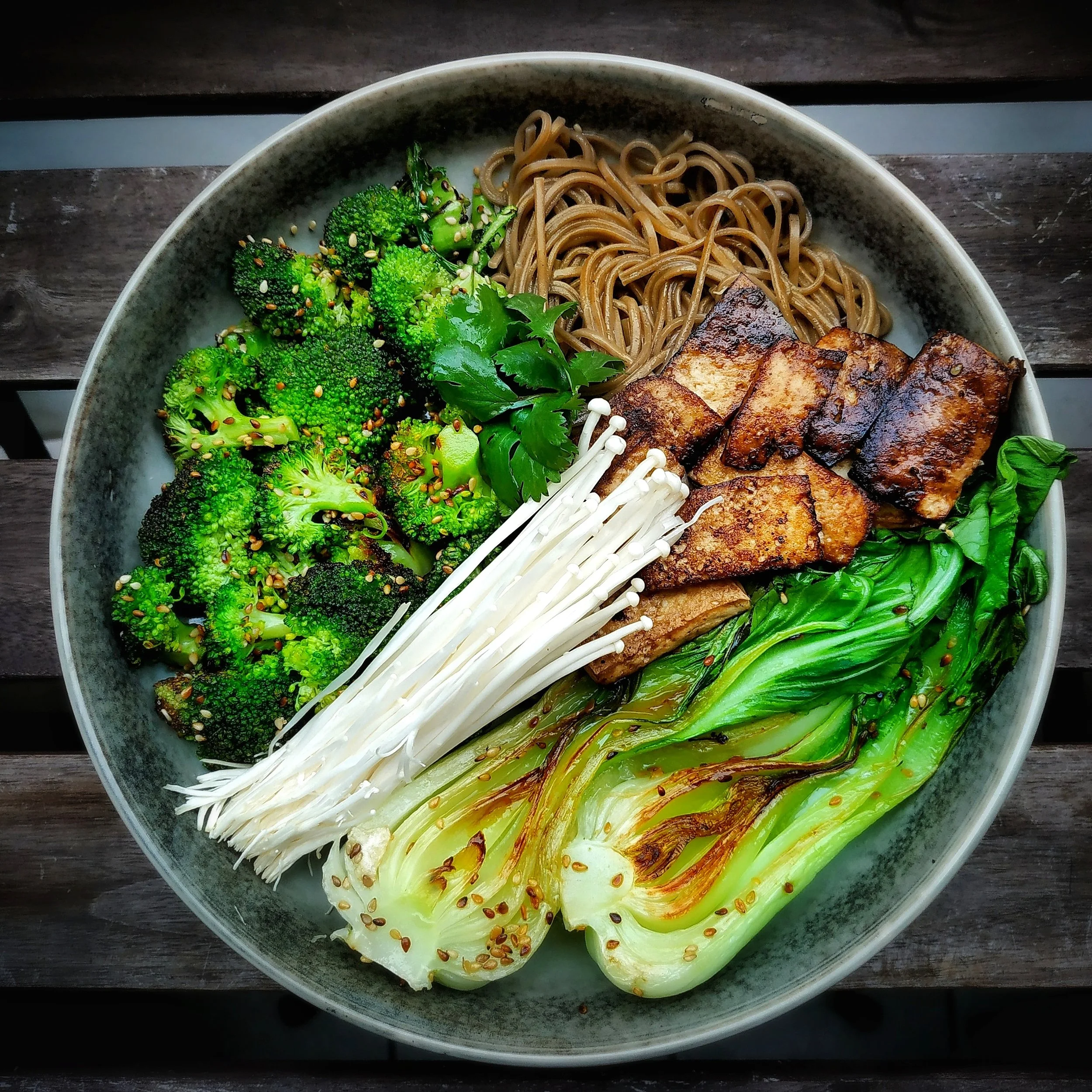 Soba-Nudeln mit Pak Choi, Sesam-Brokkoli, mariniertem Tofu und Enokipilzen