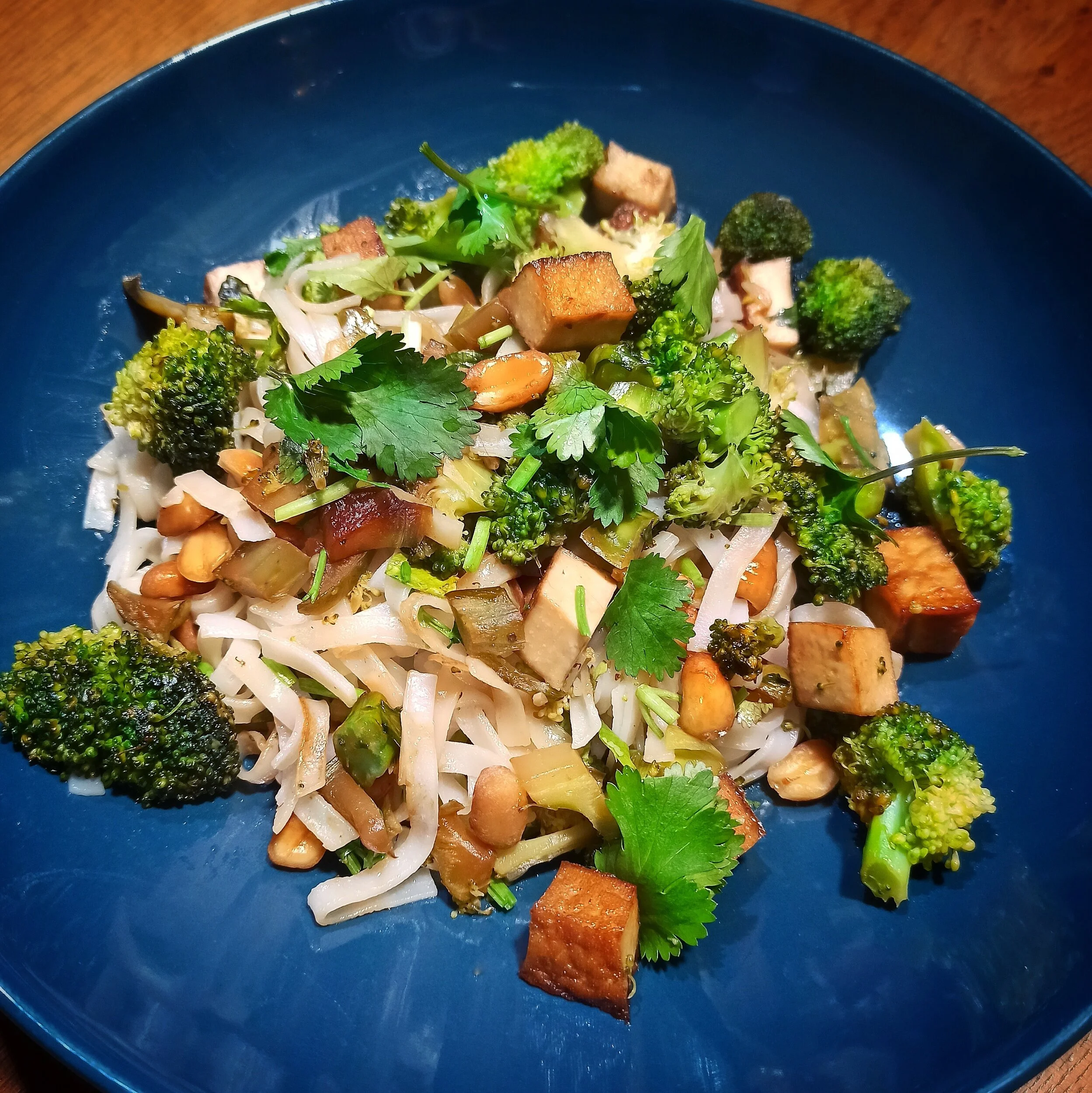 Brokkoli-Reisnudeln mit Erdnüssen und Koriander