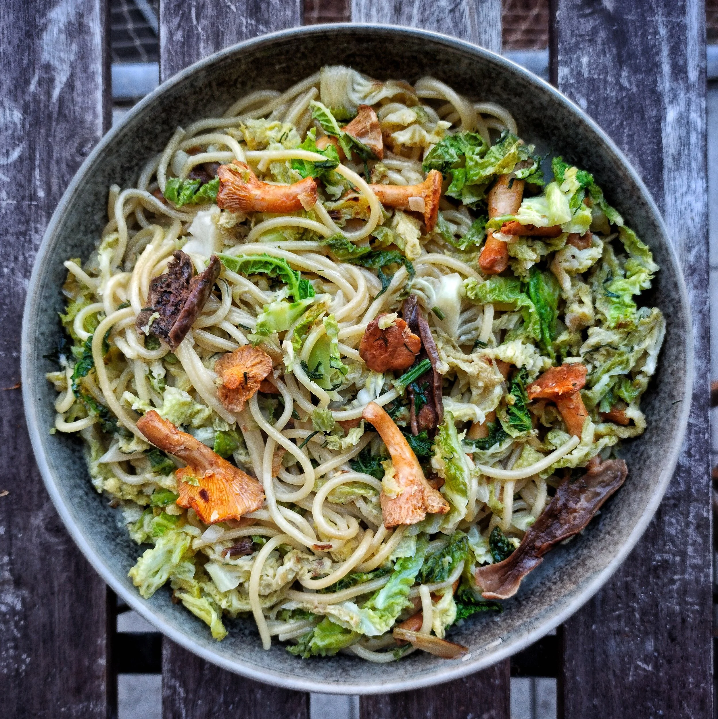 Sahnige Wirsingspaghetti mit Pfifferlingen und getrockneten Steinpilzen