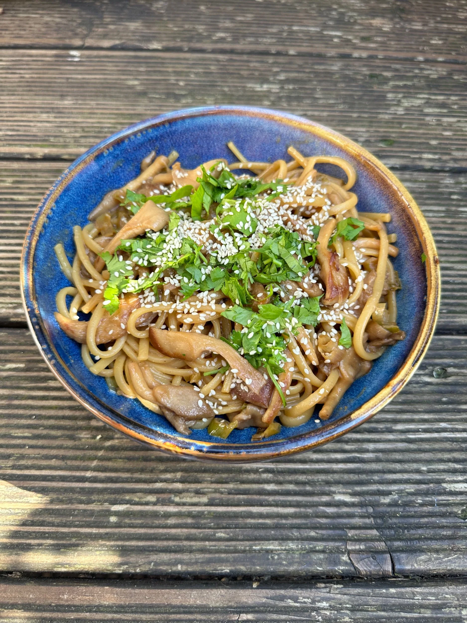 Spaghetti in Misobutter mit Austernpilzen und Sesam

