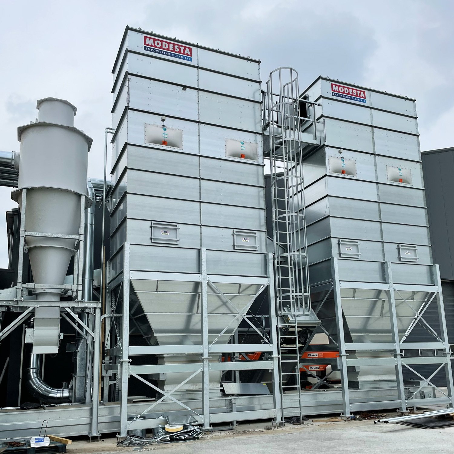 Modesta_Filters_Empowering_Clean_Air_Industrial_Filtration_Dust_Extraction_Collector_System_Deduster_CFB_Conveyor_Filter_with_Belt_IMG_6336.jpg