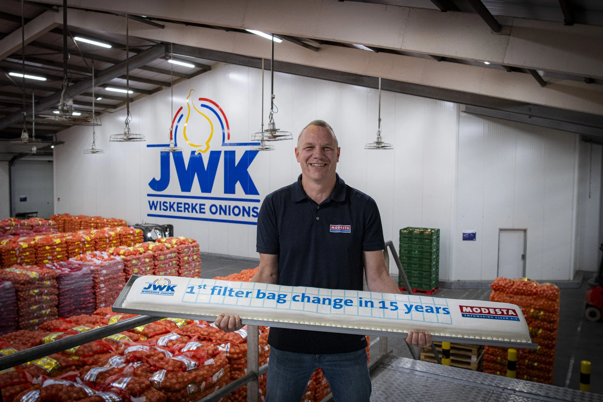 Sjoerd van Diepen bezorgde namens Modesta een speciale taart bij Wiskerke Onions
