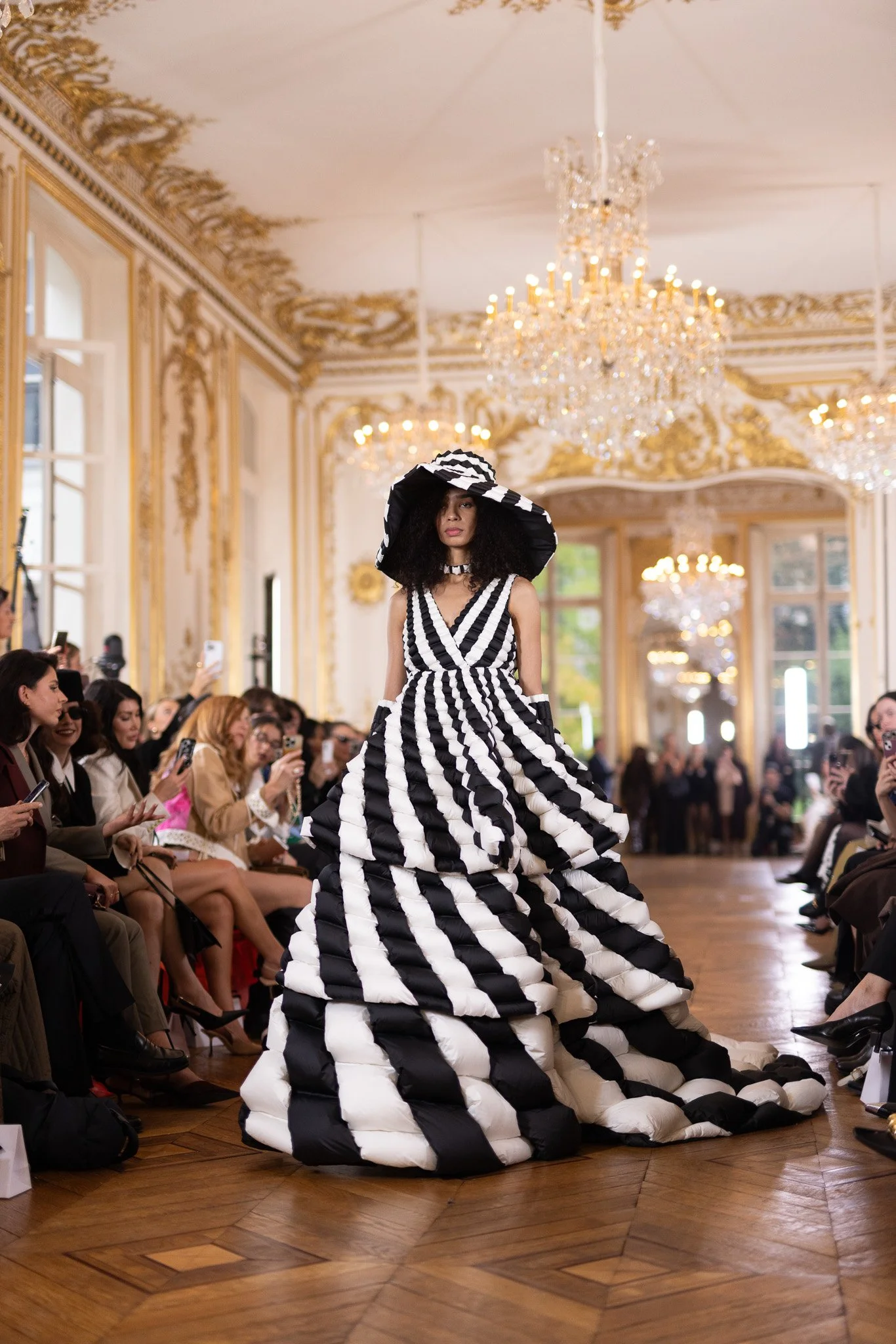 Luxuriöse Fashion Show mit moderner Modekollektion