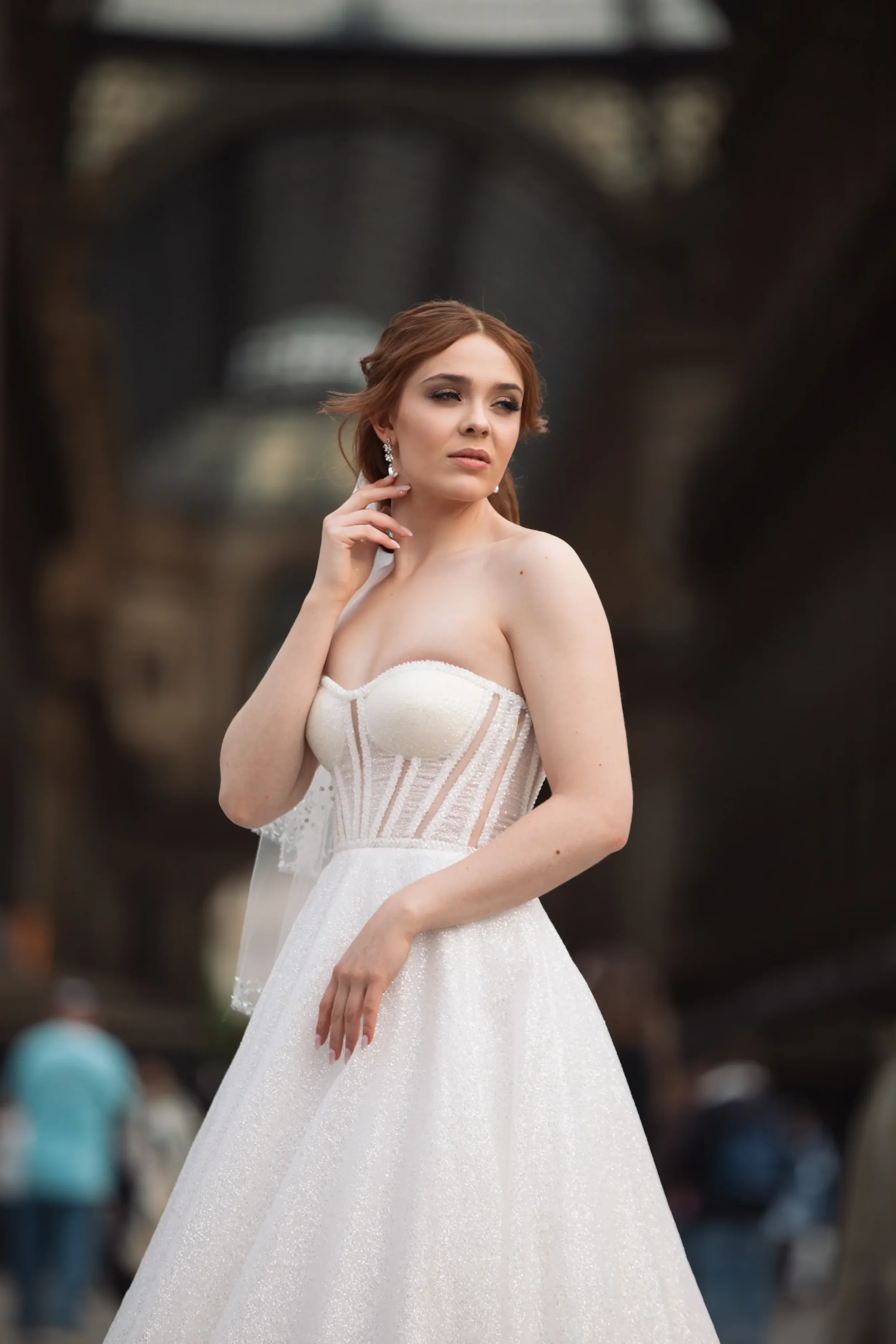 Elegantes Brautporträt in natürlichem Licht – Hochzeitsfotografie