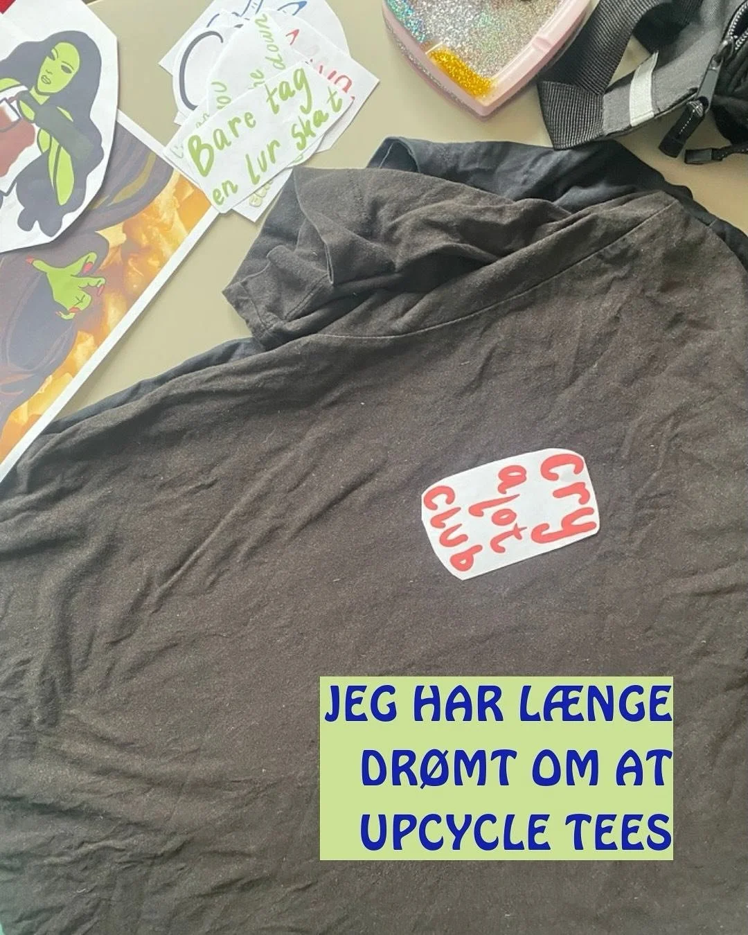Jeg har l&aelig;nge dr&oslash;mt om, at upycle tees. Jeg har egentligt v&aelig;ret i gang med tegninger og koncept l&aelig;nge, men g&aring;r hele tiden i st&aring;, da det kan v&aelig;re ret omfattende at starte p&aring; noget aldrig har pr&oslash;v