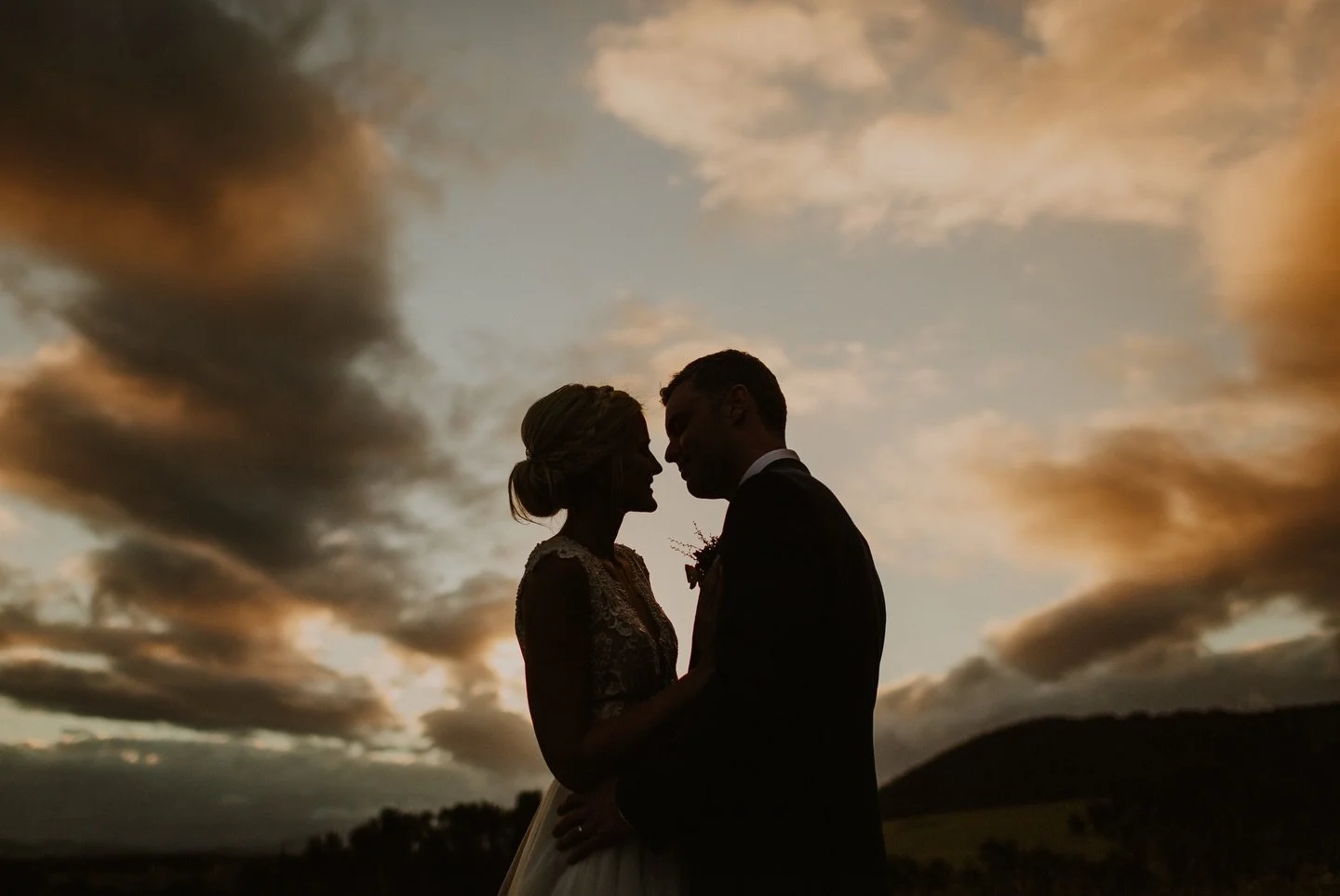 Reminiscing about Nicole &amp; Liam&rsquo;s incredible day at Kay &amp; Monty Vineyards in Plettenberg Bay 🤍

Golden light, rolling vineyards, and one of those sunsets that makes you pause mid-shoot just to take it in.

Some weddings stay with you &
