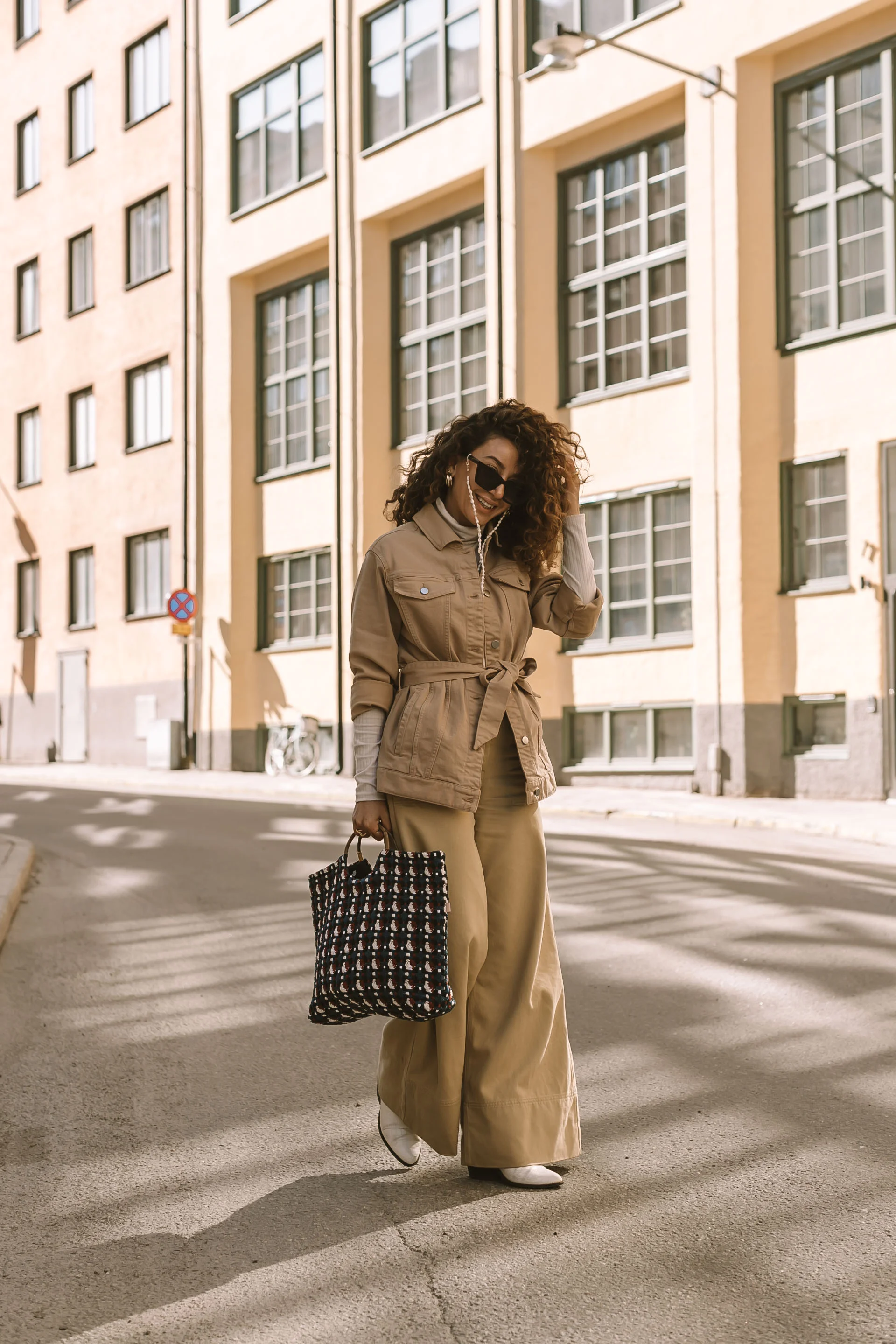 atelier-the-che-khaki-2.0-crips-looks-to-wear-everywhere-sara-che-lindex-sustainable-weekday.jpg