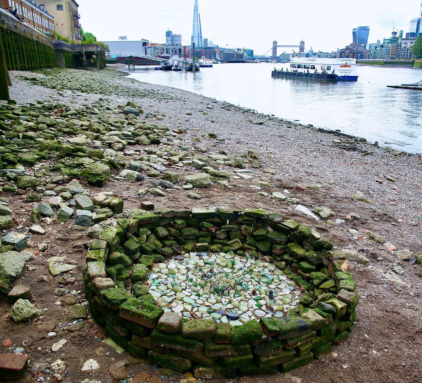 Playing on the Thames foreshore with @jamesbruntartist 🌿

Victorian clay pipes, ironwork, bottle necks, river glass, mossy brick and more ✨

We plan to do a workshop down on the foreshore next year so look out for updates&hellip; In the meantime, si