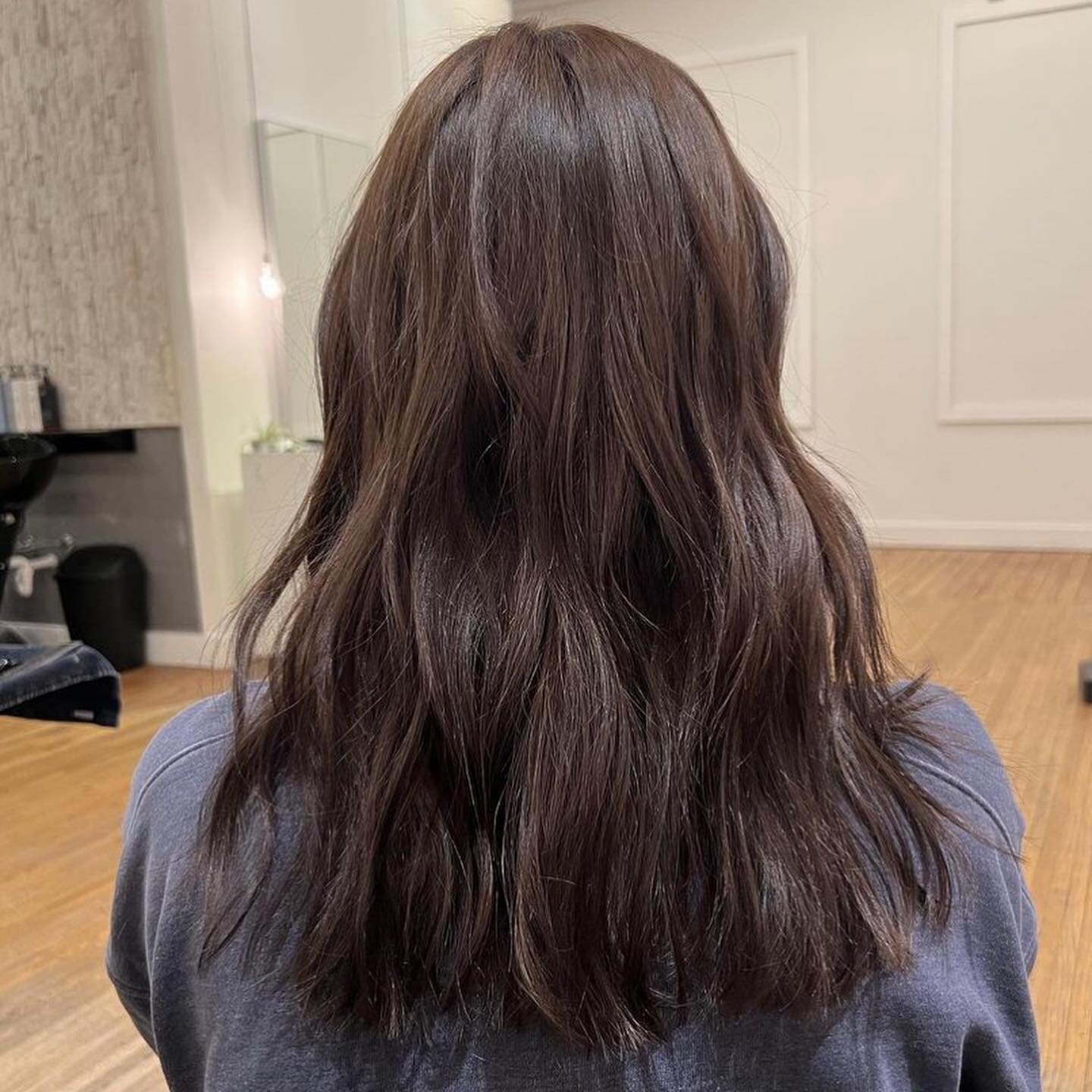 Welcome to the dark side 🌑. @hayleyscosmo #evolution #evolove612 #uptownmpls #mplssalon #mplsstylist #brunette #goingdark #beauty #hair #hairgoals #longhair #beachwaveshair #transformation #beforeandafter