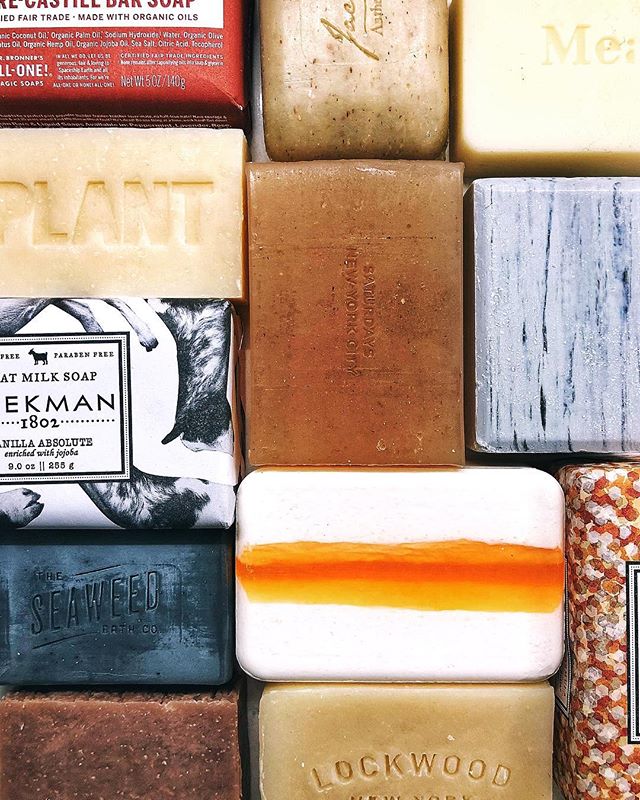 MEET ME AT THE BAR 🛁 Are you a bar or body wash person? I try a lot of stuff but I always go back to good old bar soap. Tap for my current favorites! ✌🏼
.
.
.
.
#shelfie #sundayshelfie #soap #barsoap #body #bodycare #shower #mensgrooming #mensgroom