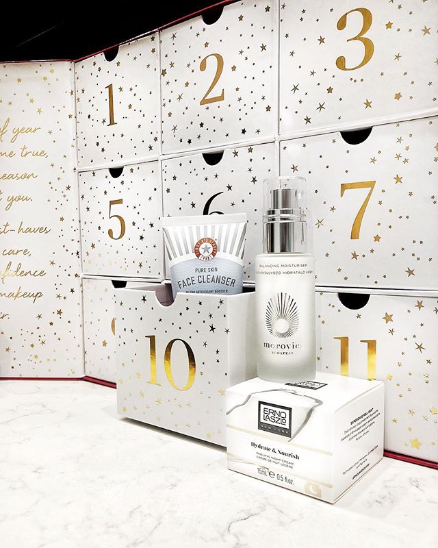 TWELVE FACES OF XMAS 🎄I am completely obsessed with beauty advent calendars because they&rsquo;re such a blast! But truthfully I didn&rsquo;t wait to open up the @skinstore 12 Miracles of Beauty. The drawers were calling my name. Let me tell you, th