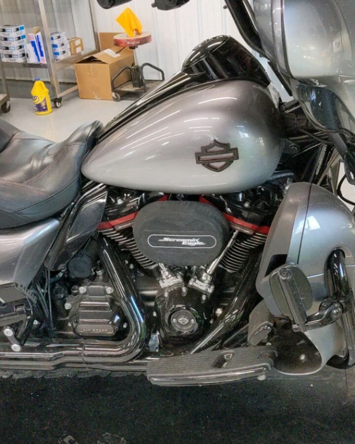 Before and after on this CVO, from a vacuum cleaner to the real Harley sound. Star racing 30-30 cam and feuling cam chest