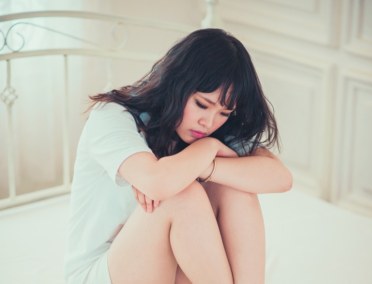 sad_woman_on_bed.jpg