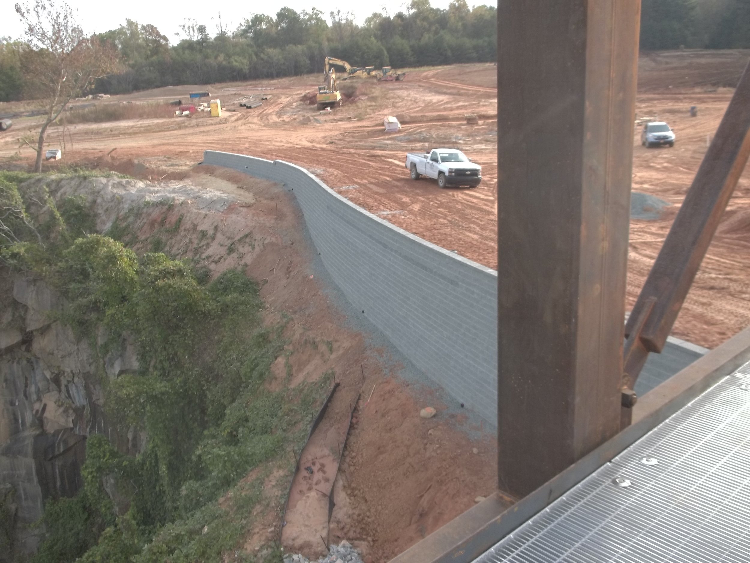 PARK 04 - building the retaining wall at the edge of the quarry.JPG